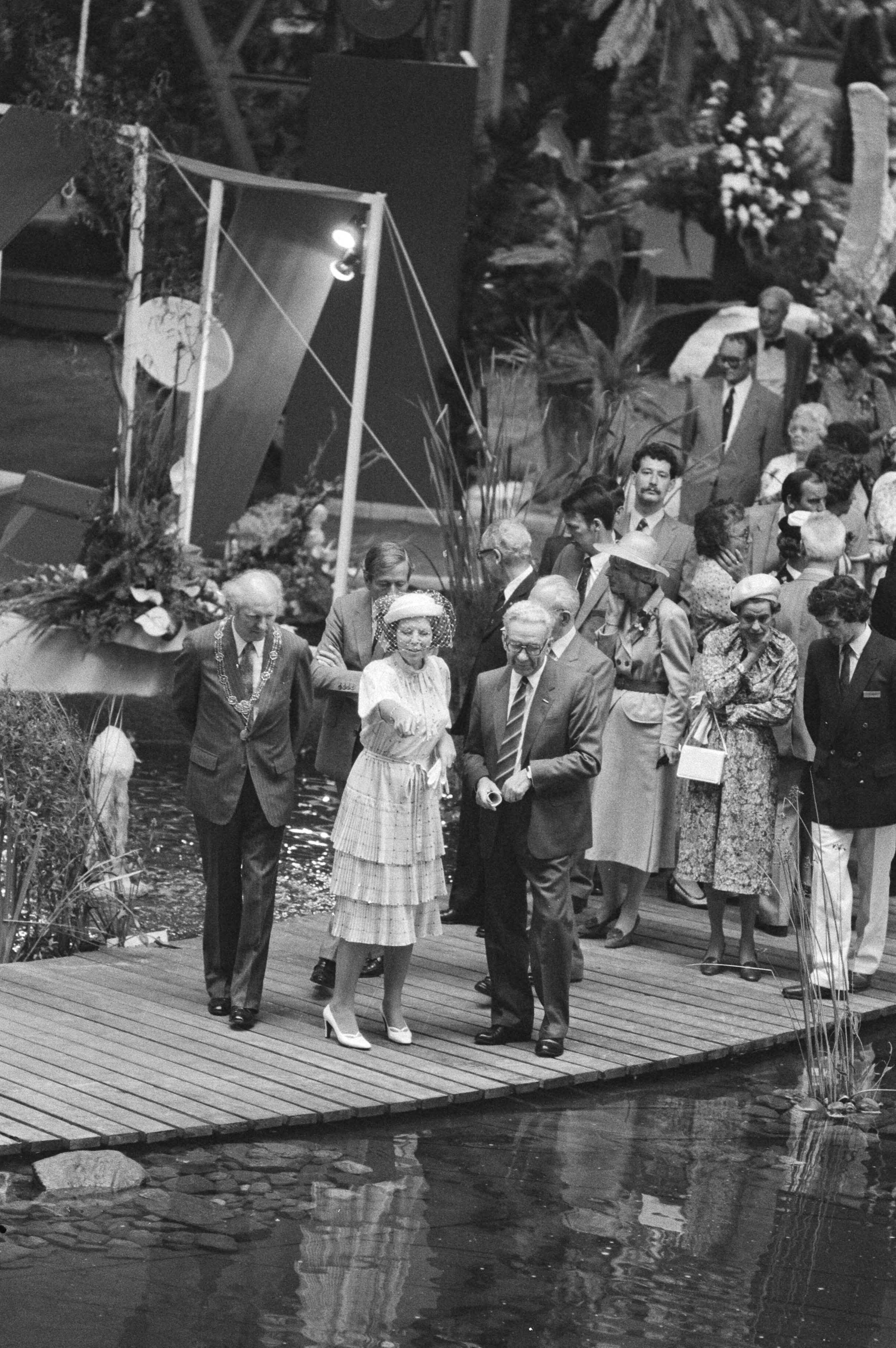 Koningin Beatrix en gezin wonen vanaf vandaag in Den Haag — Bezoek aan de tentoonstelling Hofstadbloem — Foto: Bogaerts, Rob / Anefo. Licentie: Set B: Rechtenvrij / Publiek Domein. Bron: Nationaal Archief. http://hdl.handle.net/10648/ad015ad0-d0b4-102d-bcf8-003048976d84