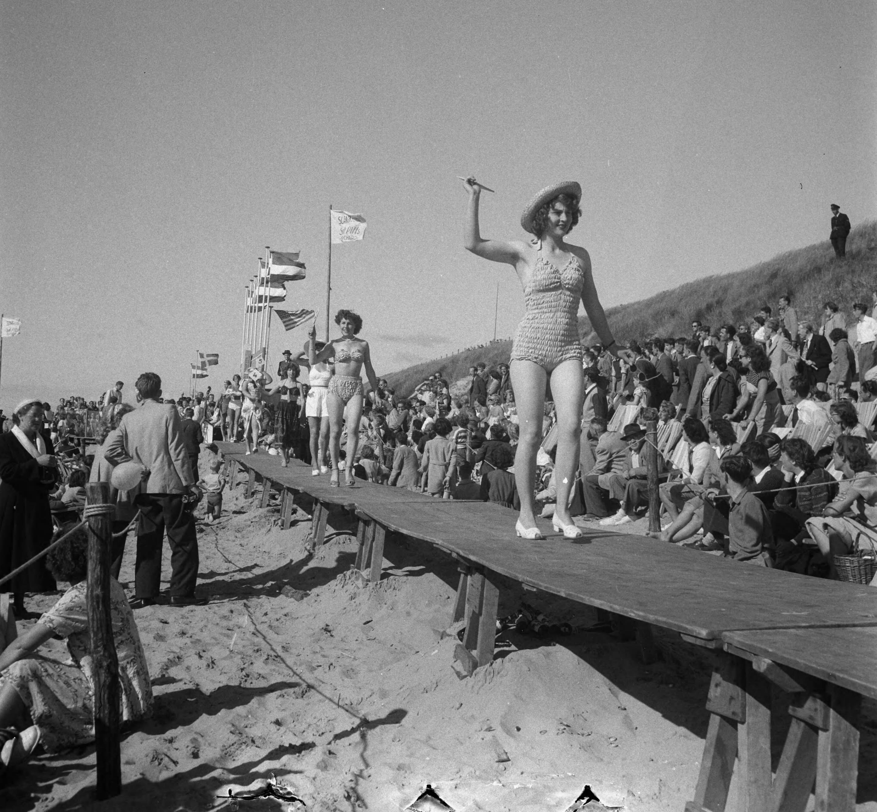 Miss Zandvoort — Verkiezing Miss Zandvoort; parade van kandidaten op een catwalk — Foto: Pot, Harry / Anefo. Licentie: Set B: Rechtenvrij / Publiek Domein. Bron: Nationaal Archief. http://hdl.handle.net/10648/a8ed37e8-d0b4-102d-bcf8-003048976d84