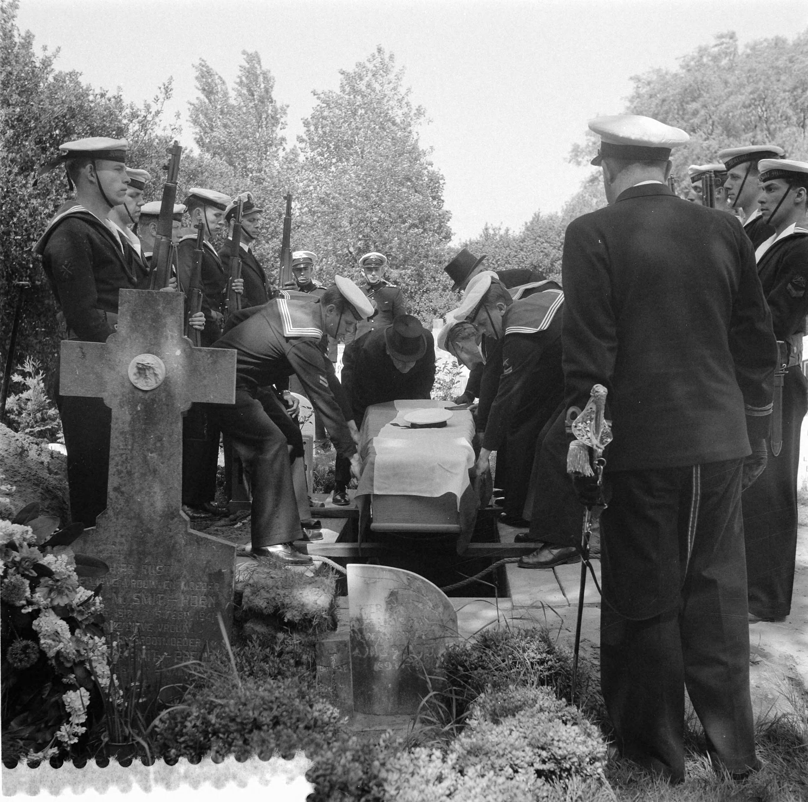 Fotocollectie Anefo — Militaire begroeting overste(?) Talanan in Haarlem — Foto: Pot, Harry / Anefo. Licentie: Set B: Rechtenvrij / Publiek Domein. Bron: Nationaal Archief. http://hdl.handle.net/10648/a960c0a0-d0b4-102d-bcf8-003048976d84