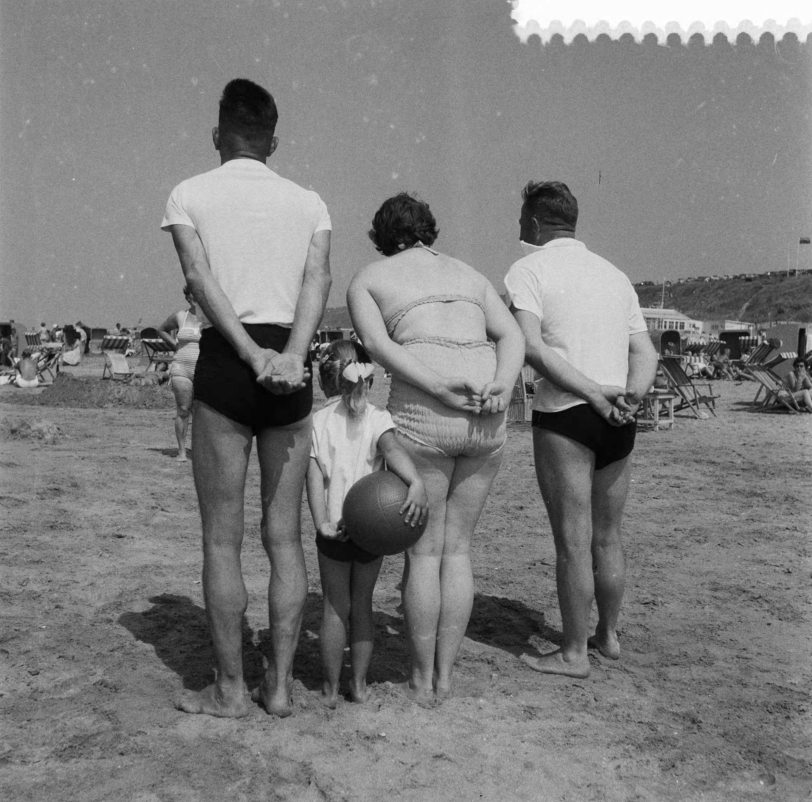 Fotocollectie Anefo — Strandleven te Zandvoort — Foto: Noske, J.D. / Anefo. Licentie: Set B: Rechtenvrij / Publiek Domein. Bron: Nationaal Archief. http://hdl.handle.net/10648/a9665f9c-d0b4-102d-bcf8-003048976d84