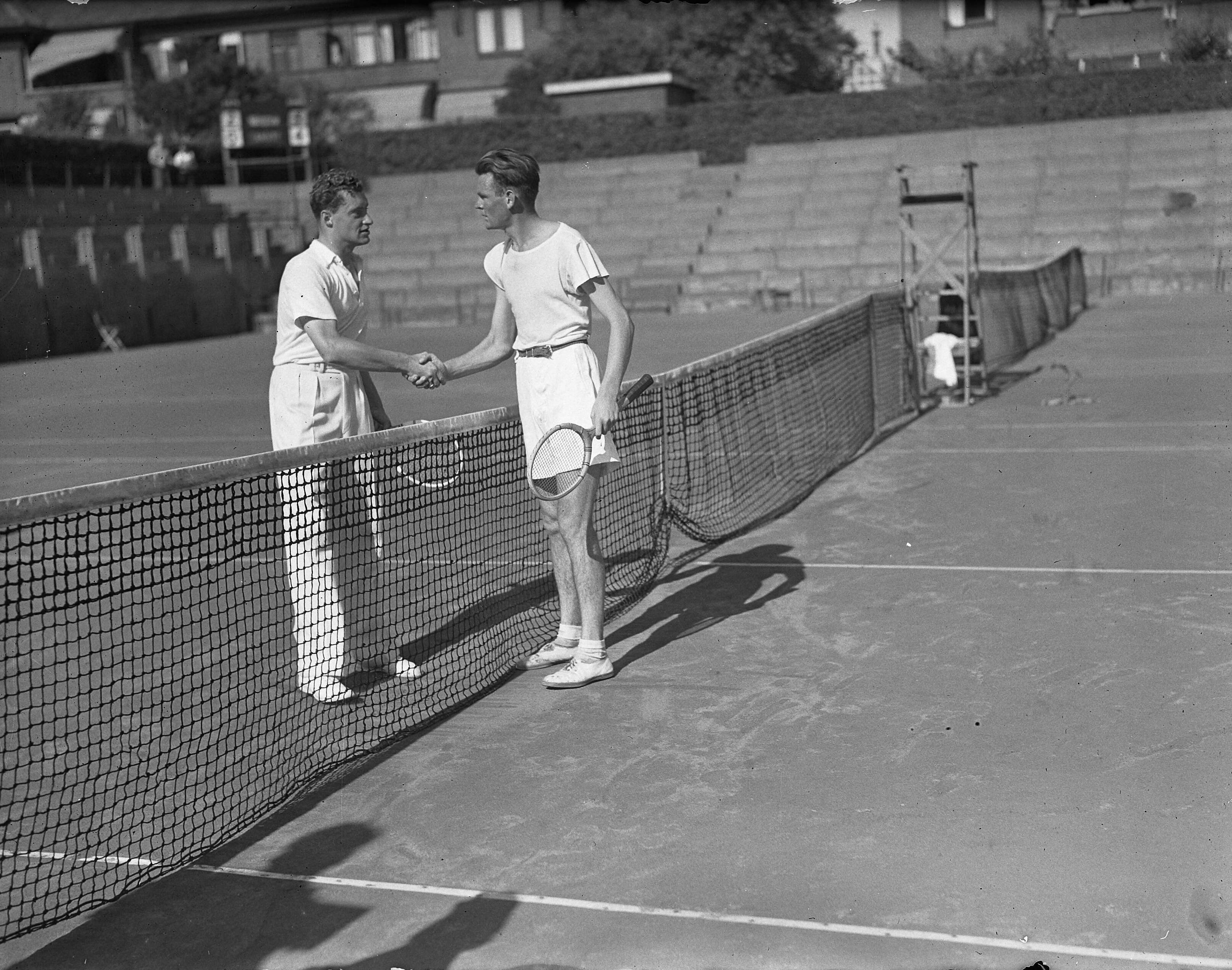Fotocollectie Anefo — Tenniskampioenschappen op de METS-banen te Scheveningen — Foto: Noske, J.D. / Anefo. Licentie: Set B: Rechtenvrij / Publiek Domein. Bron: Nationaal Archief. http://hdl.handle.net/10648/a8abfcf6-d0b4-102d-bcf8-003048976d84