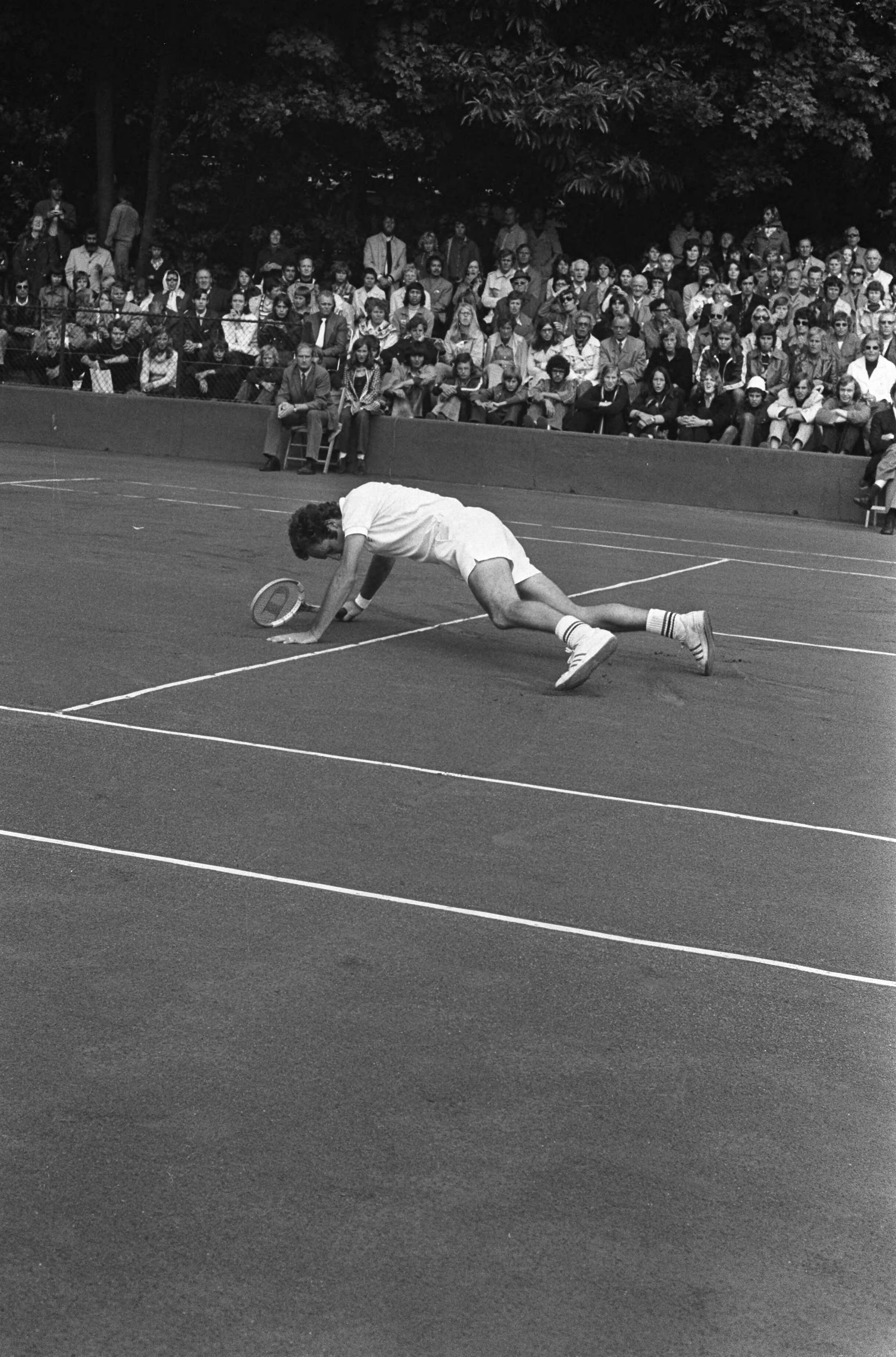 Fotocollectie Anefo — Internationale Tenniskampioenchappen Melkhuisje, Tom Okker valt — Foto: Punt, W. / Anefo. Licentie: Set B: Rechtenvrij / Publiek Domein. Bron: Nationaal Archief. http://hdl.handle.net/10648/ac323ba6-d0b4-102d-bcf8-003048976d84