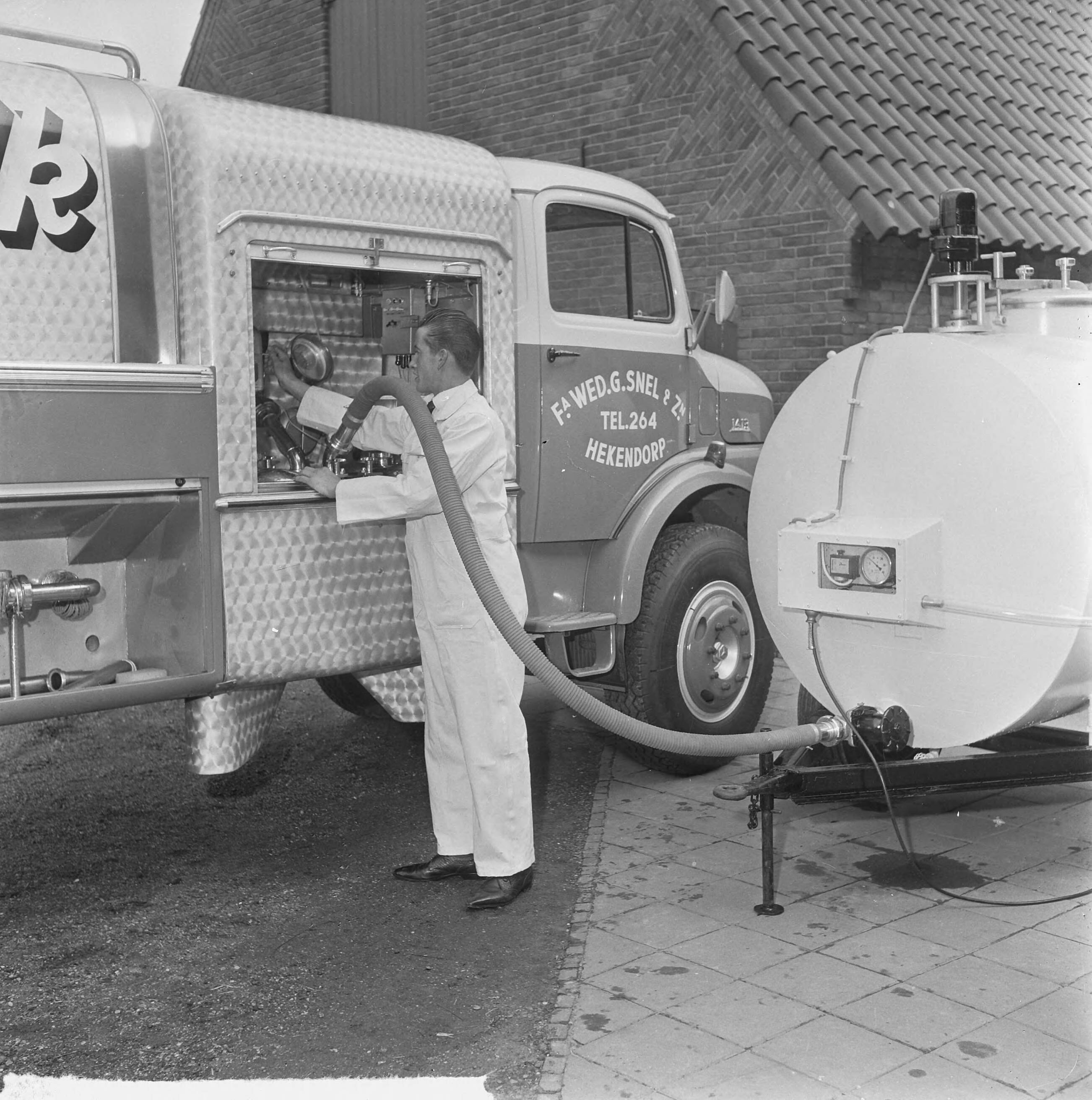 Fotocollectie Anefo — Melkinrichting Menken NV te Wassenaar, nieuw systeem voor transport en conservering melk — Foto: Voets, Jan / Anefo. Licentie: Set B: Rechtenvrij / Publiek Domein. Bron: Nationaal Archief. http://hdl.handle.net/10648/aa9e478a-d0b4-102d-bcf8-003048976d84