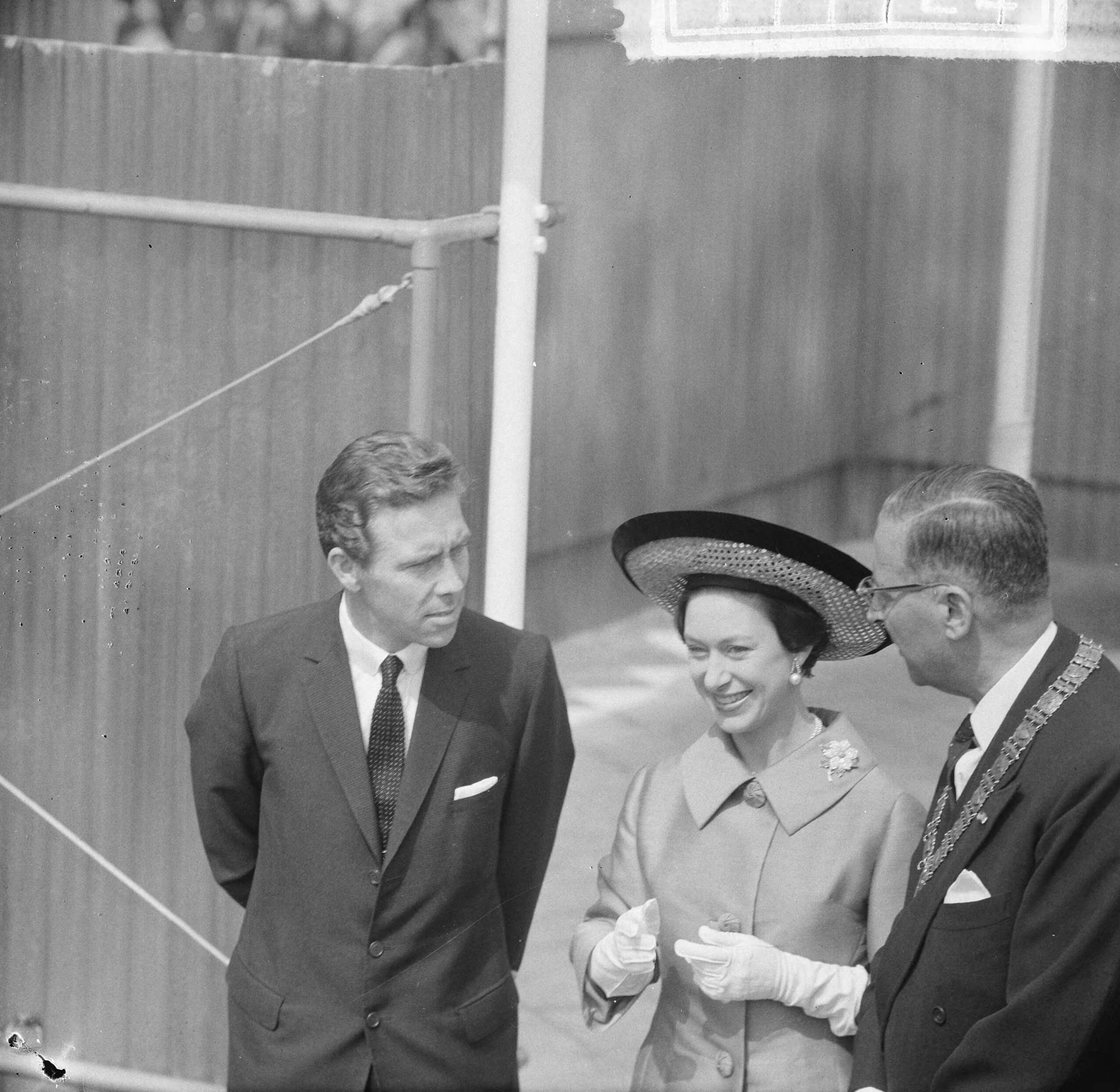 Bezoek van prinses Margaret van Engeland en Lord Snowdon aan Nederland ter gelegenheid van de opening van de Britse Week in Amsterdam — Aankomst van prinses Margaret en lord Snowdon aan de De Ruyterkade te Amsterdam, hier verwelkomd door burgemeester Van Hall — Foto: Nijs, Jac. de / Anefo. Licentie: Set B: Rechtenvrij / Publiek Domein. Bron: Nationaal Archief. http://hdl.handle.net/10648/aaa86e40-d0b4-102d-bcf8-003048976d84