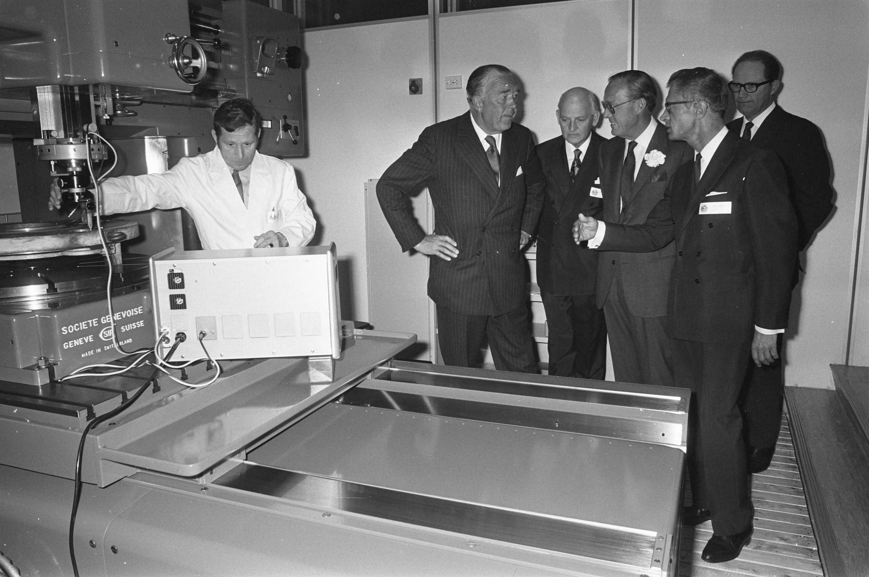 Opening van A. B. Svenska Kullagerfabriken Research Centre te Jutphaas door Prins Bernhard en prins Bert van Zweden — Prins Bernhard en prins Bert van Zweden tijdens rondleiding — Foto: Fotograaf Onbekend / Anefo. Licentie: Set B: Rechtenvrij / Publiek Domein. Bron: Nationaal Archief. http://hdl.handle.net/10648/abe7599c-d0b4-102d-bcf8-003048976d84