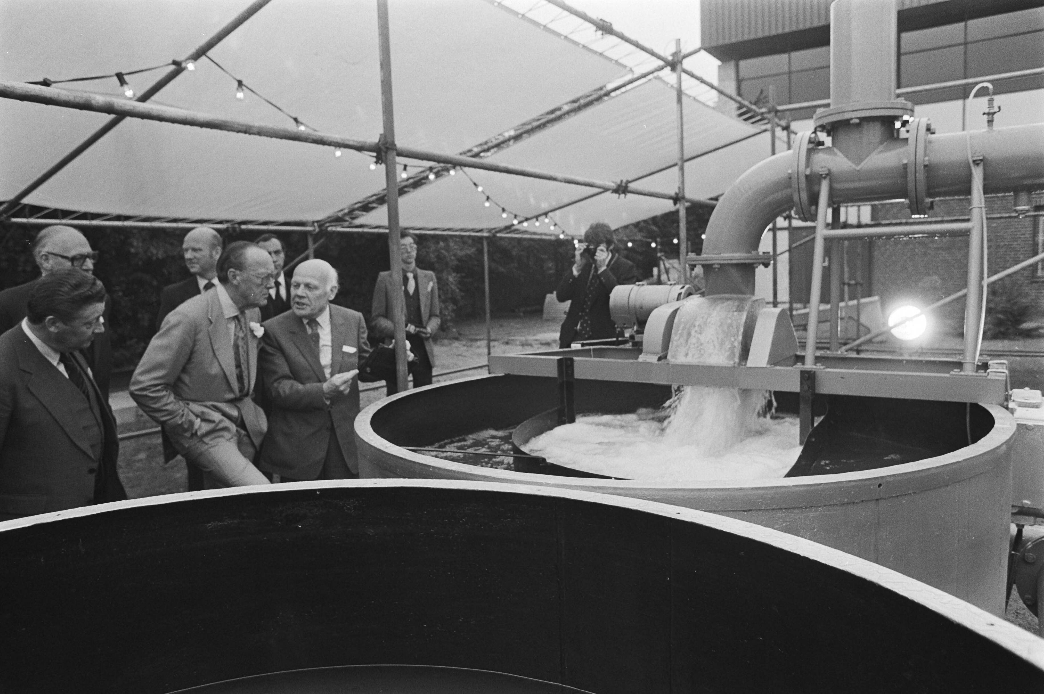Prins Bernhard aanwezig bij de bijeenkomst ter gelegenheid van het 60 jarig bestaan van de HTS in Haarlem — Prins Bernhard kijkt bij een waterbouwkundig product — Foto: Dijk, Hans van / Anefo. Licentie: Set B: Rechtenvrij / Publiek Domein. Bron: Nationaal Archief. http://hdl.handle.net/10648/acd247fe-d0b4-102d-bcf8-003048976d84