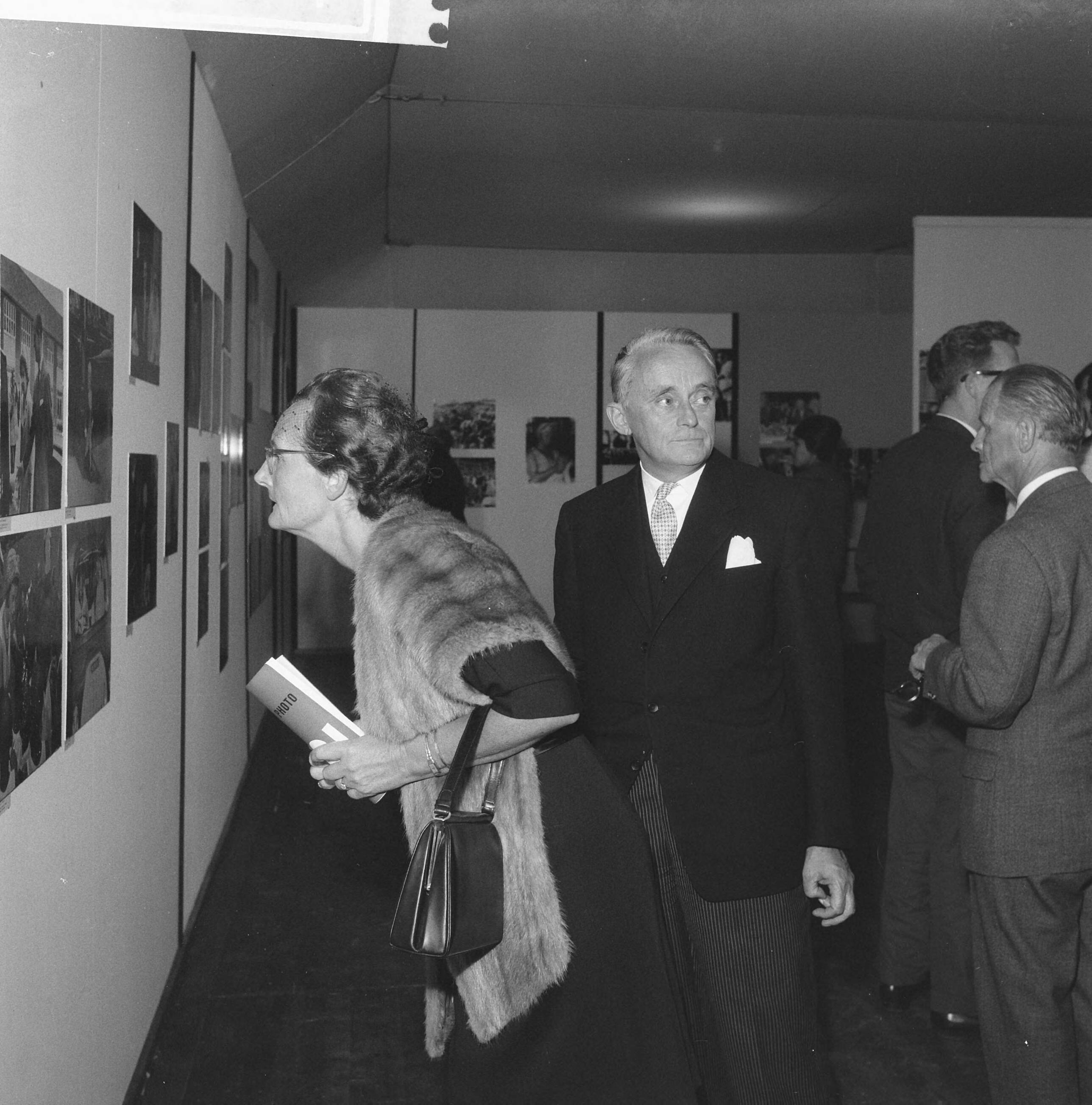 Fotocollectie Anefo — Opening World Press Photo 1961. Commissaris der Koningin in Zuid-Holland, mr. J. Klaasesz, en zijn echtgenote tijdens de rondgang — Foto: Nijs, Jac. de / Anefo. Licentie: Set B: Rechtenvrij / Publiek Domein. Bron: Nationaal Archief. http://hdl.handle.net/10648/a9e4daa2-d0b4-102d-bcf8-003048976d84