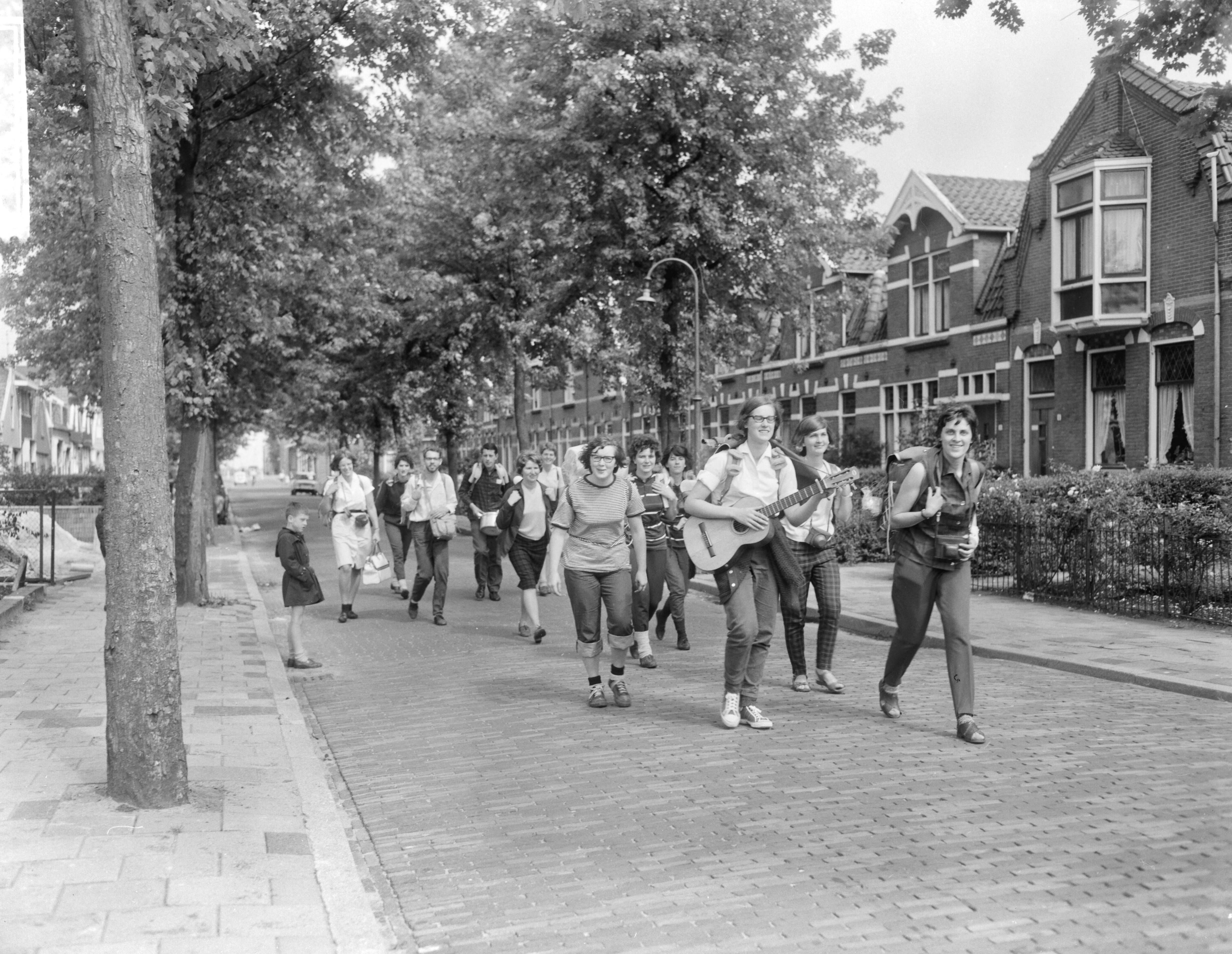 Fotocollectie Anefo — Tochtgenoten van St. Franciscus te Zaandam gestart voor 7-daagse voettocht — Foto: Bilsen, Joop van / Anefo. Licentie: Set B: Rechtenvrij / Publiek Domein. Bron: Nationaal Archief. http://hdl.handle.net/10648/aab82114-d0b4-102d-bcf8-003048976d84