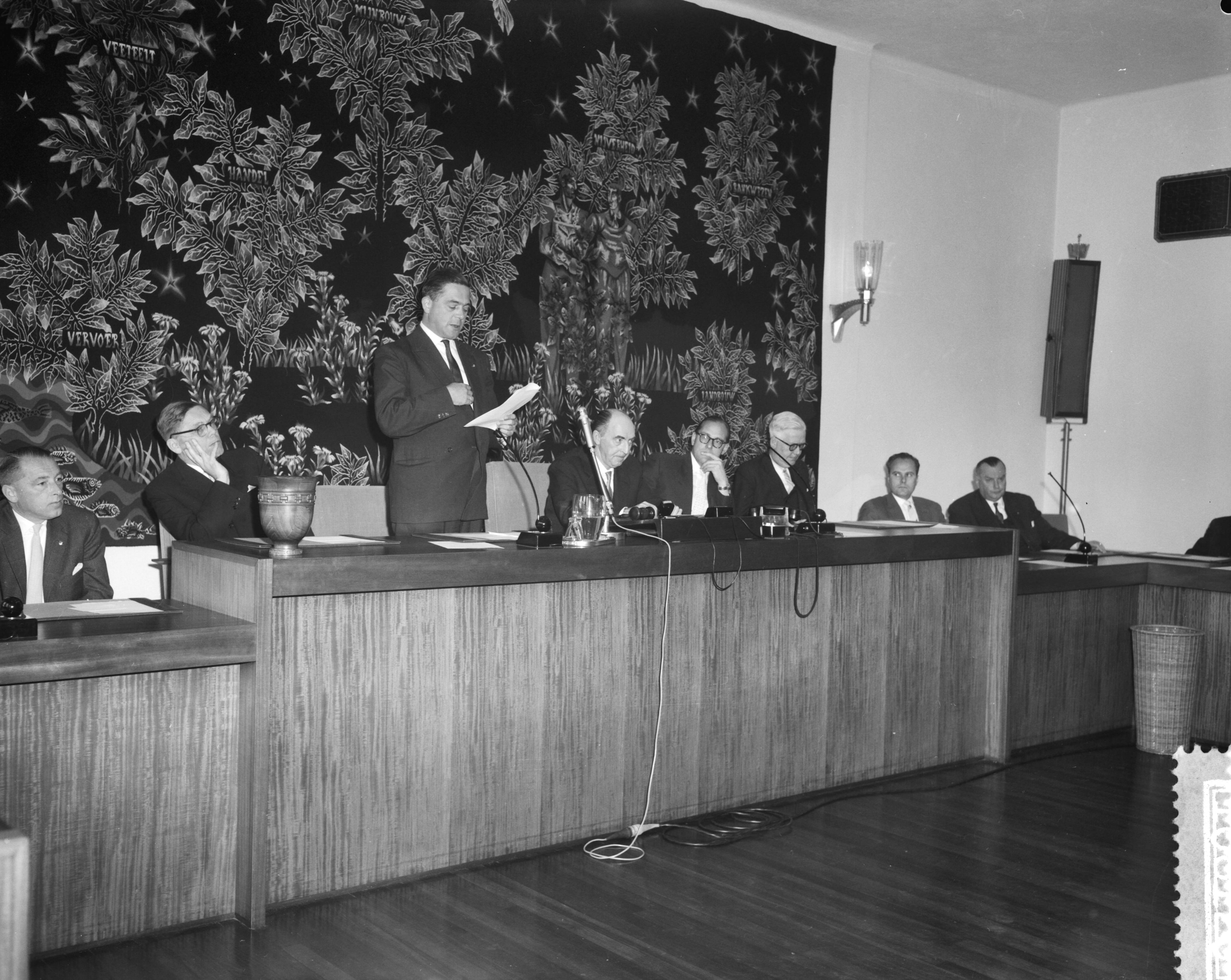 Fotocollectie Anefo — Officiële installatie van het produktiviteitscentrum van visbedrijf door minister van Landbouw V.G.M. Marijnen te Den Haag. Installatie door minister Marijnen (staande) — Foto: Behrens, Herbert F. / Anefo. Licentie: Set B: Rechtenvrij / Publiek Domein. Bron: Nationaal Archief. http://hdl.handle.net/10648/a9a1c5dc-d0b4-102d-bcf8-003048976d84