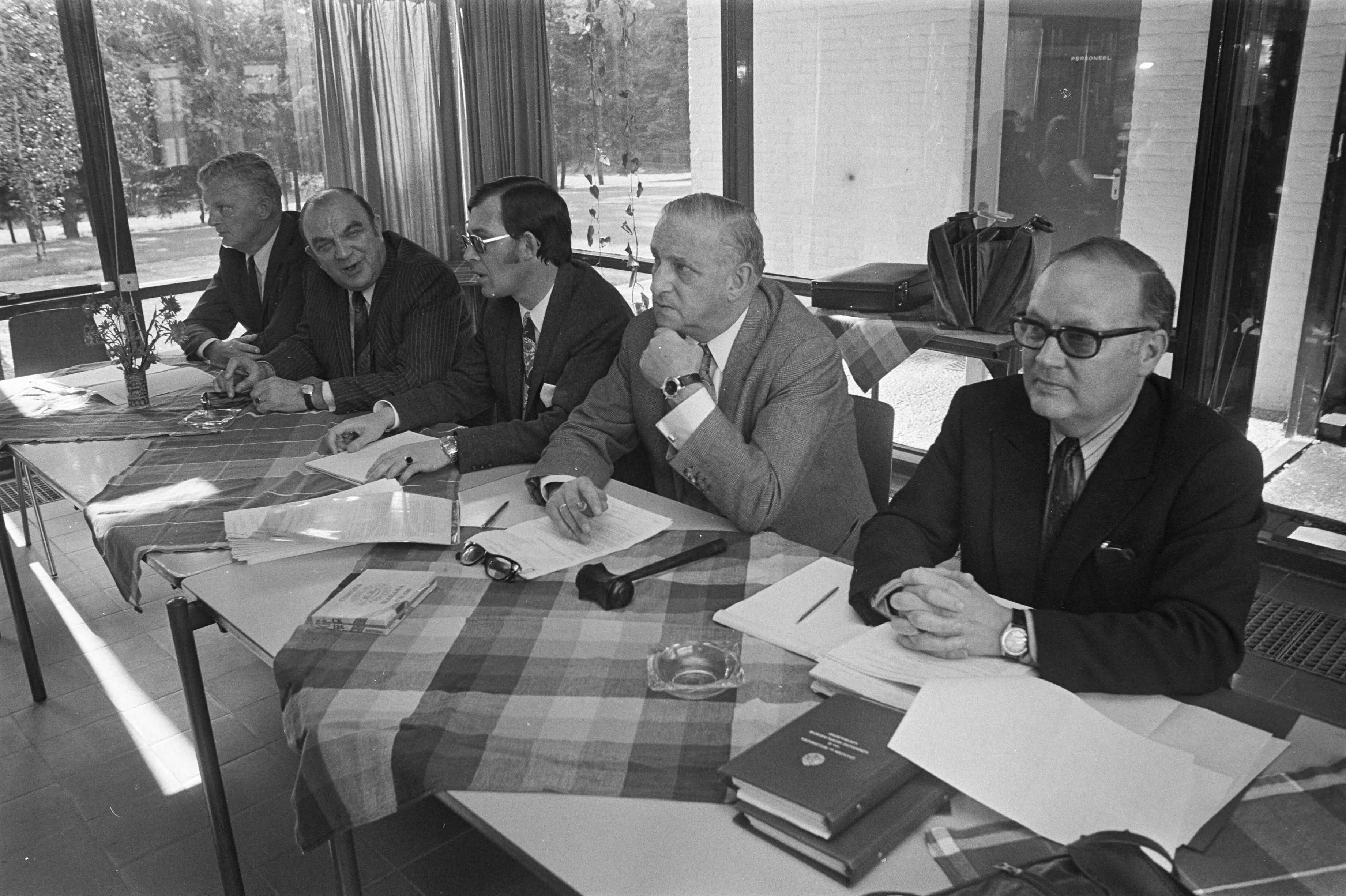 Fotocollectie Anefo — Vergadering Nederlands elftalselectie en KNVB te Zeist over financiele regeling, de KNVB-bestuurders Kernkam Zon, Huybregts, Coler en Tripel — Foto: Verhoeff, Bert / Anefo. Licentie: Set B: Rechtenvrij / Publiek Domein. Bron: Nationaal Archief. http://hdl.handle.net/10648/abf6512c-d0b4-102d-bcf8-003048976d84