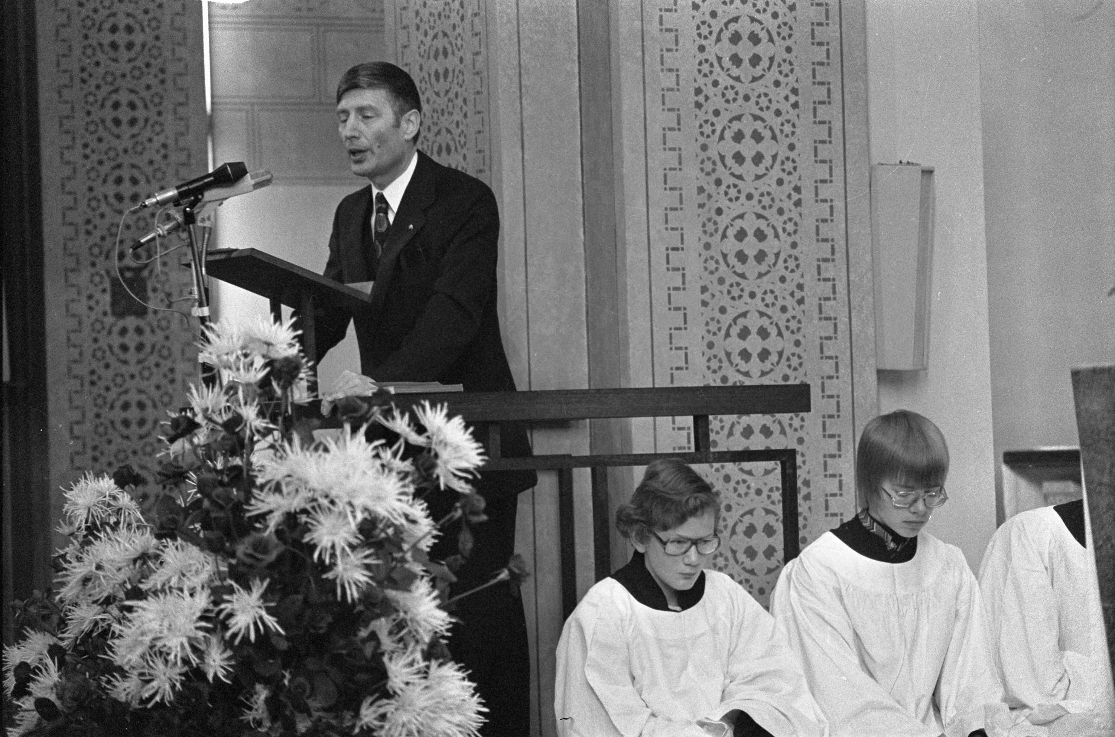 Fotocollectie Anefo — Minister Van Agt op de kansel in Zoetermeer — Foto: Verhoeff, Bert / Anefo. Licentie: Set B: Rechtenvrij / Publiek Domein. Bron: Nationaal Archief. http://hdl.handle.net/10648/ac8eebda-d0b4-102d-bcf8-003048976d84