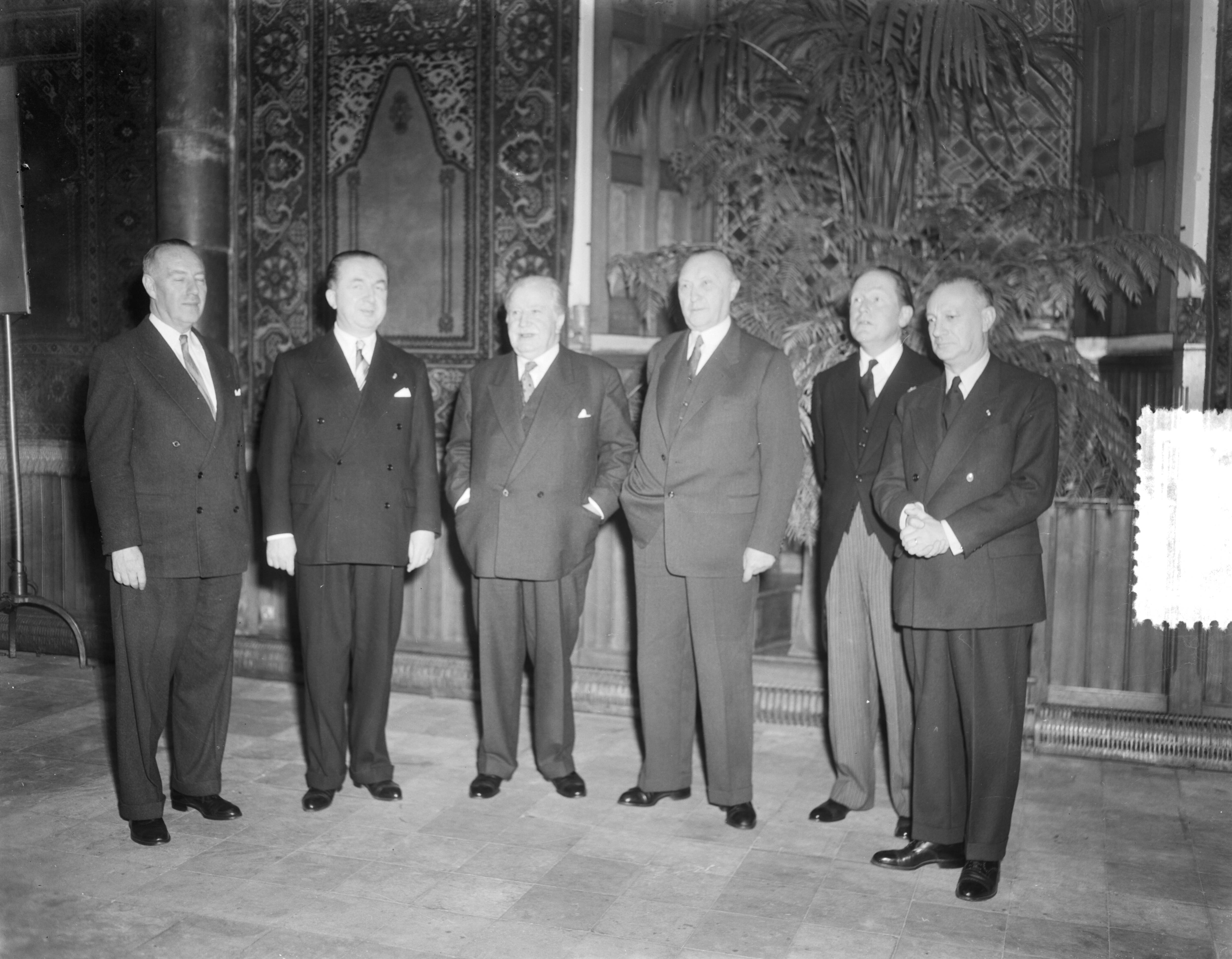Zes landen ministersconferentie te Den Haag — Zes landen ministersconferentie te Den Haag. Vlnr. Paul van Zeeland (België, minister van Buitenlandse Zaken), Giuseppe Pella (Italië, premier), Joseph Bech (Luxemburg, minister van Buitenlandse Zaken en Wijnbouw), Konrad Adenauer (bondskanselier West-Duitsland), mr. J.W. Beyen (Nederland, minister van Buitenlandse Zaken) en Parodi (Frankrijk, secretaris-generaal Buitenlandse Zaken) — Foto: Duinen, G.W. van / Anefo. Licentie: Set B: Rechtenvrij / Publiek Domein. Bron: Nationaal Archief. http://hdl.handle.net/10648/a918444c-d0b4-102d-bcf8-003048976d84