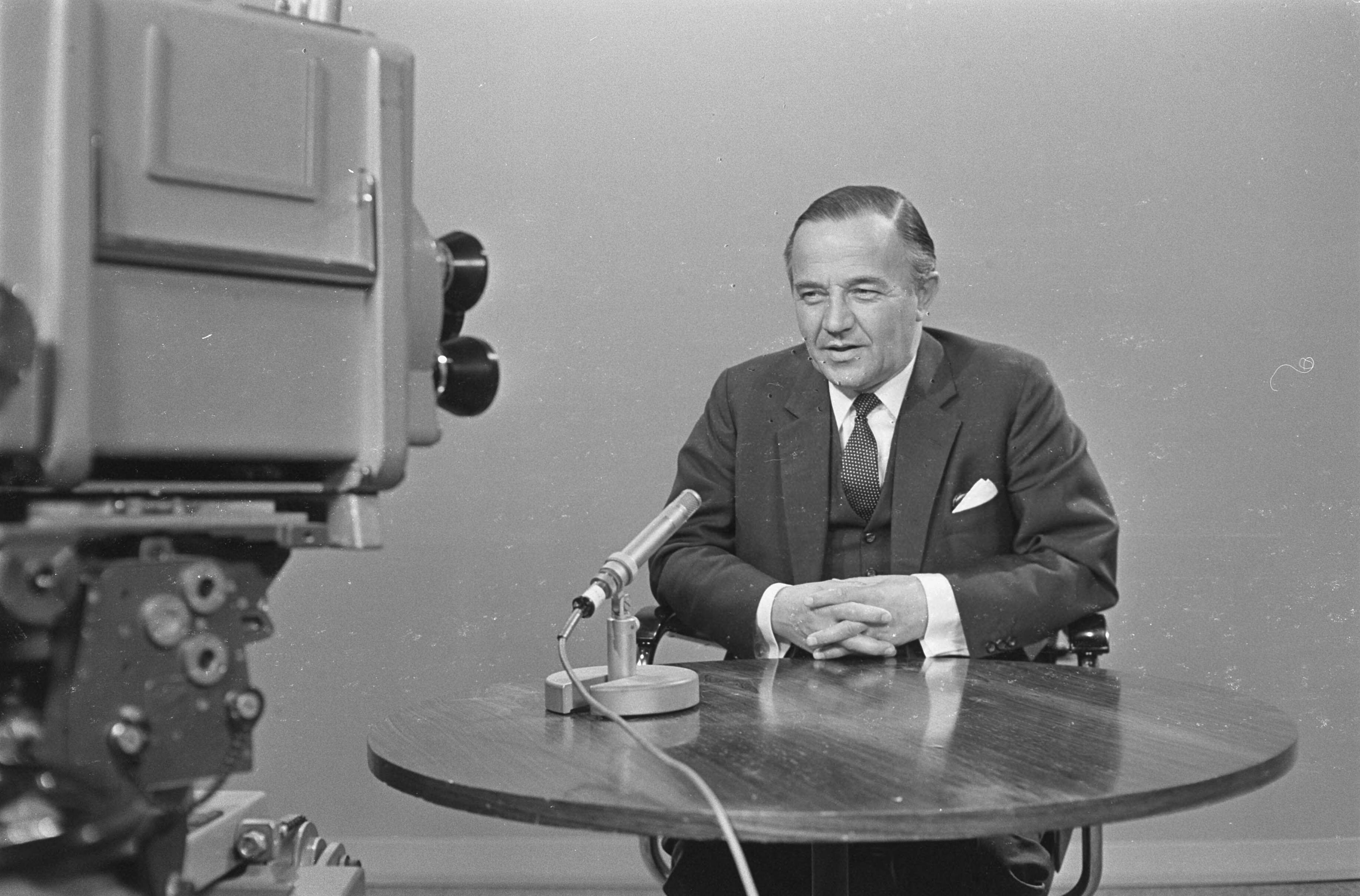 Fotocollectie Anefo — Prinses Margriet heeft zoon. Premier de Jong in de TV-studio in Den Haag — Foto: Behrens, Herbert F. / Anefo. Licentie: Set B: Rechtenvrij / Publiek Domein. Bron: Nationaal Archief. http://hdl.handle.net/10648/ab3d35b6-d0b4-102d-bcf8-003048976d84