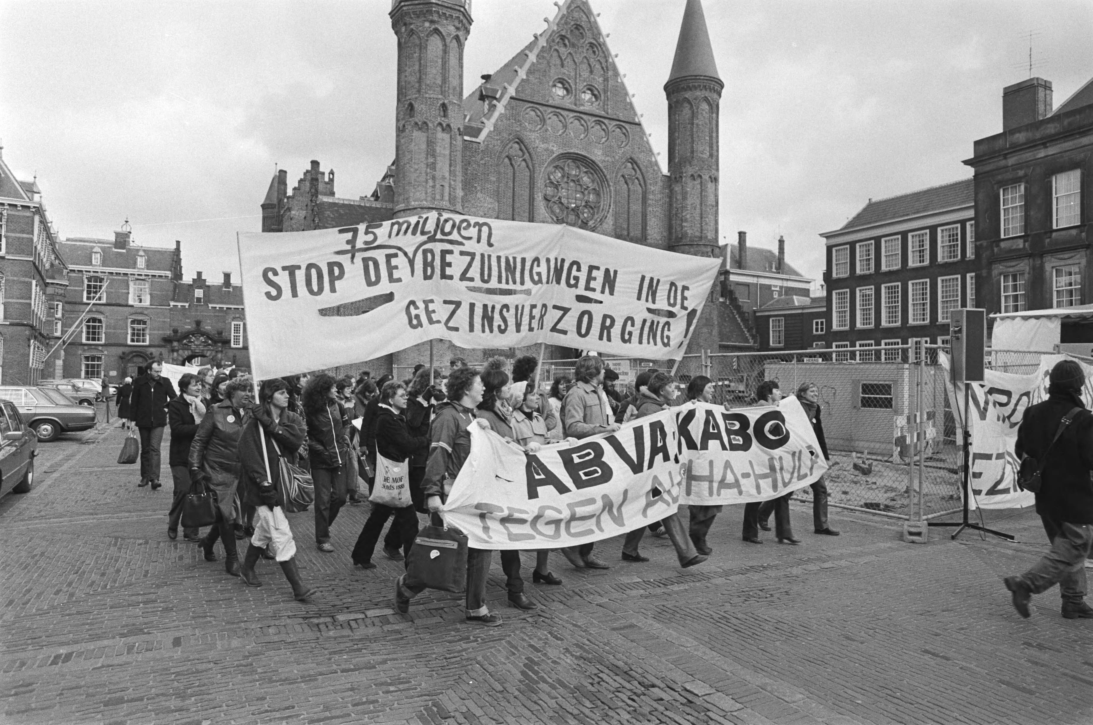 Fotocollectie Anefo — Demonstratie op het Binnenhof in Den Haag door landelijke aktiegroep gezinsverzorging en federatie ABVA-KABO voorzieningen niveau in gezinsverzorging — Foto: Antonisse, Marcel / Anefo. Licentie: Set B: Rechtenvrij / Publiek Domein. Bron: Nationaal Archief. http://hdl.handle.net/10648/aceddbc2-d0b4-102d-bcf8-003048976d84