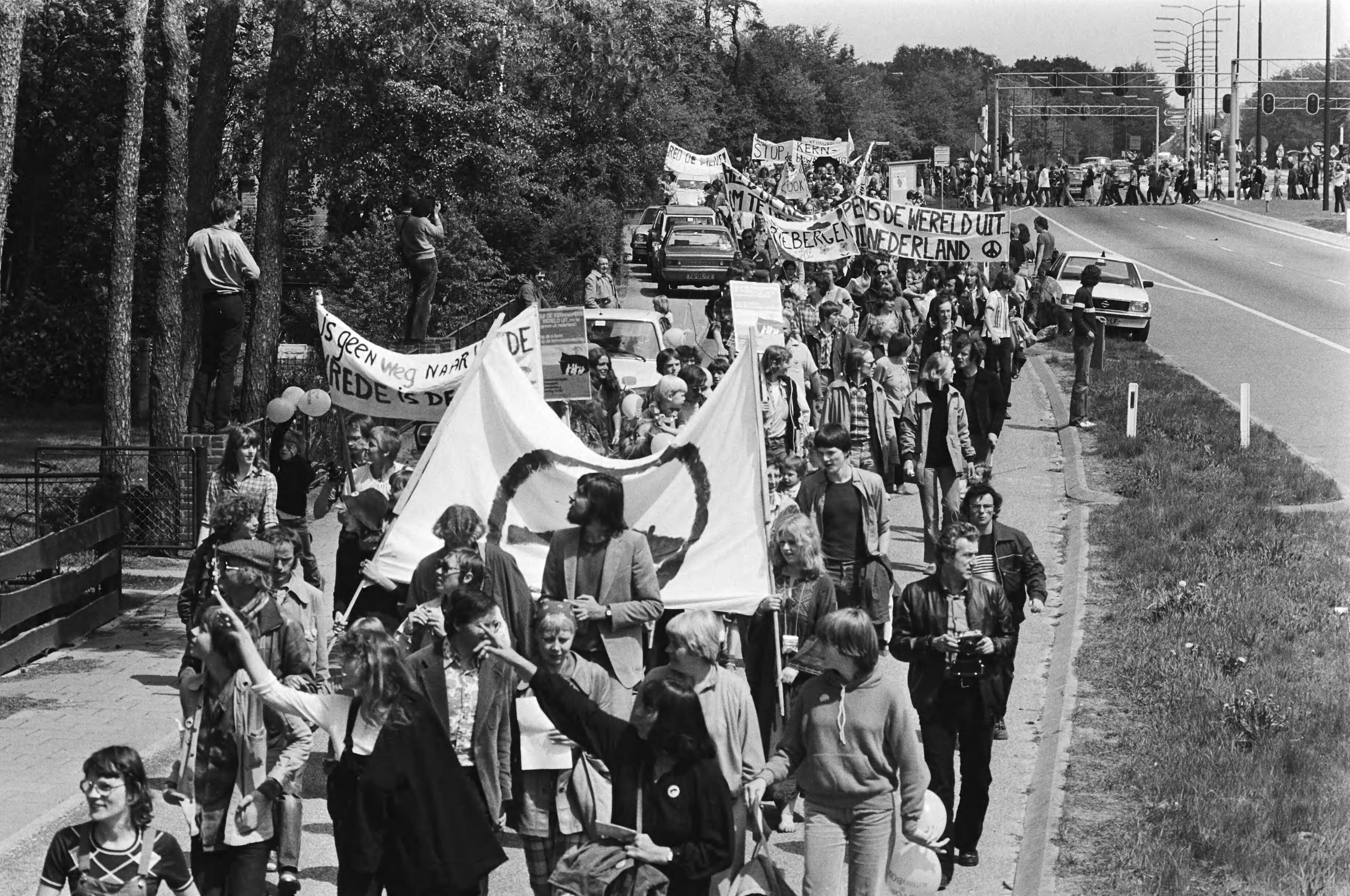 Demonstratie in Soesterberg tegen kernbewapening en opslag van kernwapens op vliegveld Soesterberg — Soesterberg|betogingen |kernwapens |spandoeken|Utrecht — Foto: Croes, Rob C. / Anefo. Licentie: Set B: Rechtenvrij / Publiek Domein. Bron: Nationaal Archief. http://hdl.handle.net/10648/acca740c-d0b4-102d-bcf8-003048976d84