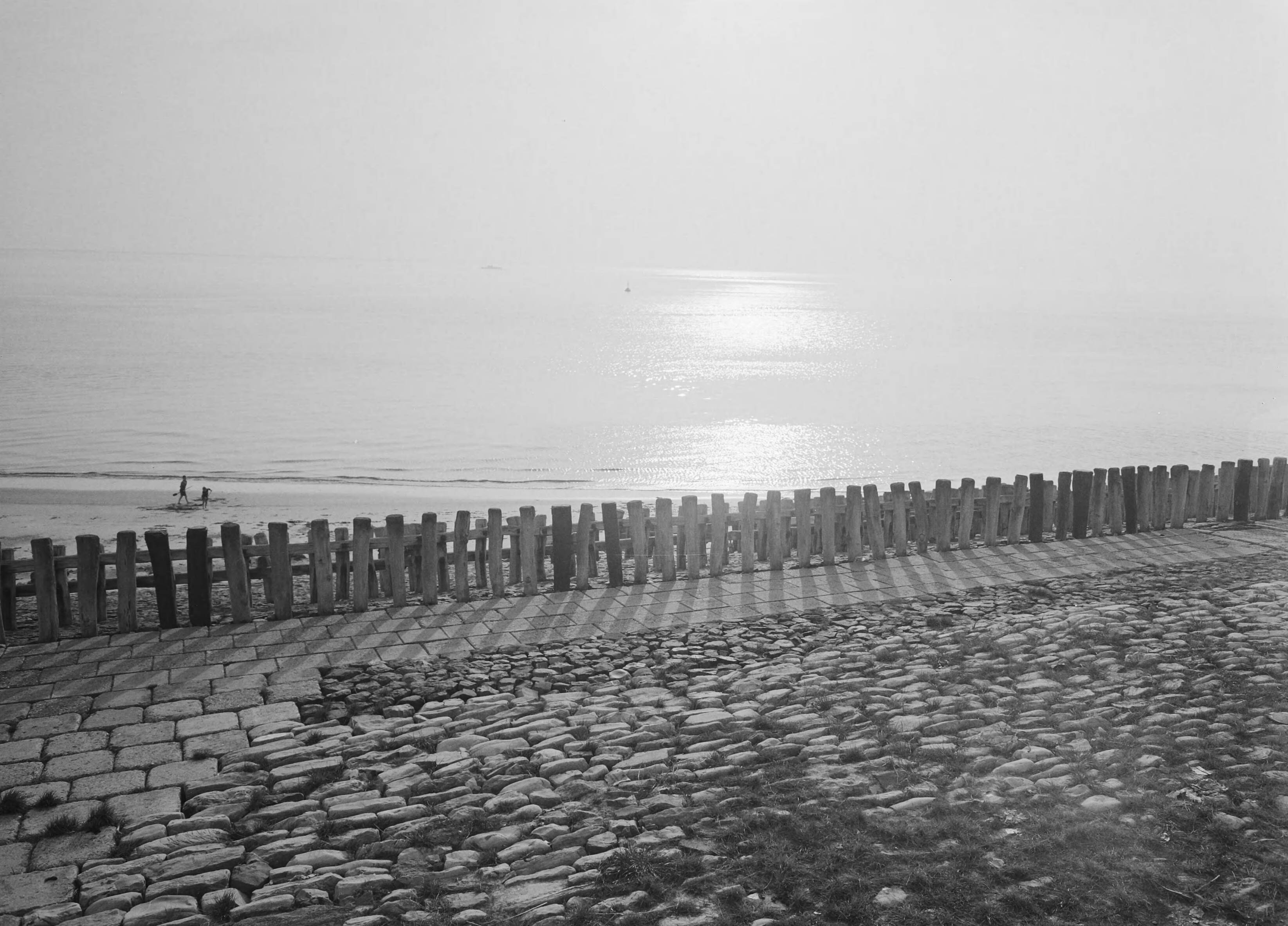 Fotocollectie Nederlandse Heidemaatschappij — [Zeedijk (in Zeeland?) met houten hekwerk bij zonsondergang — Foto: Fotograaf Onbekend / Heidemij. Licentie: Set B: Rechtenvrij / Publiek Domein. Bron: Nationaal Archief. http://hdl.handle.net/10648/ae4dfcfe-d0b4-102d-bcf8-003048976d84