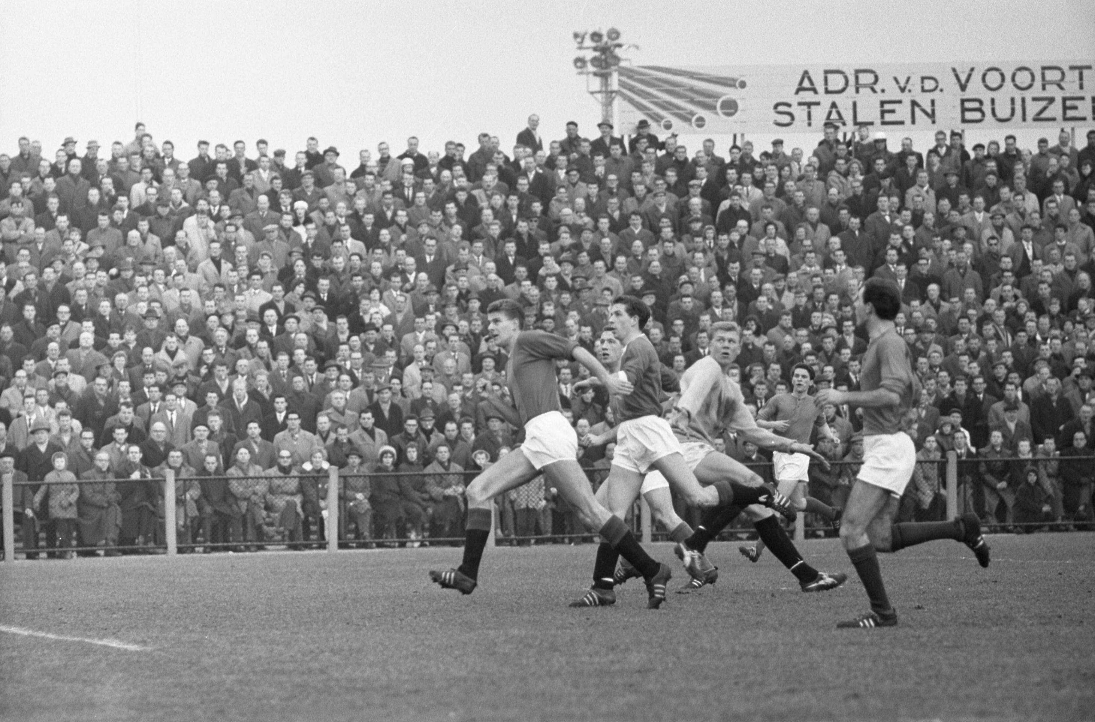 Fotocollectie Anefo — Voetbal. ADO tegen De Volewijckers 2-1. Spelmoment — Foto: Pot, Harry / Anefo. Licentie: Set B: Rechtenvrij / Publiek Domein. Bron: Nationaal Archief. http://hdl.handle.net/10648/a9f93a4c-d0b4-102d-bcf8-003048976d84