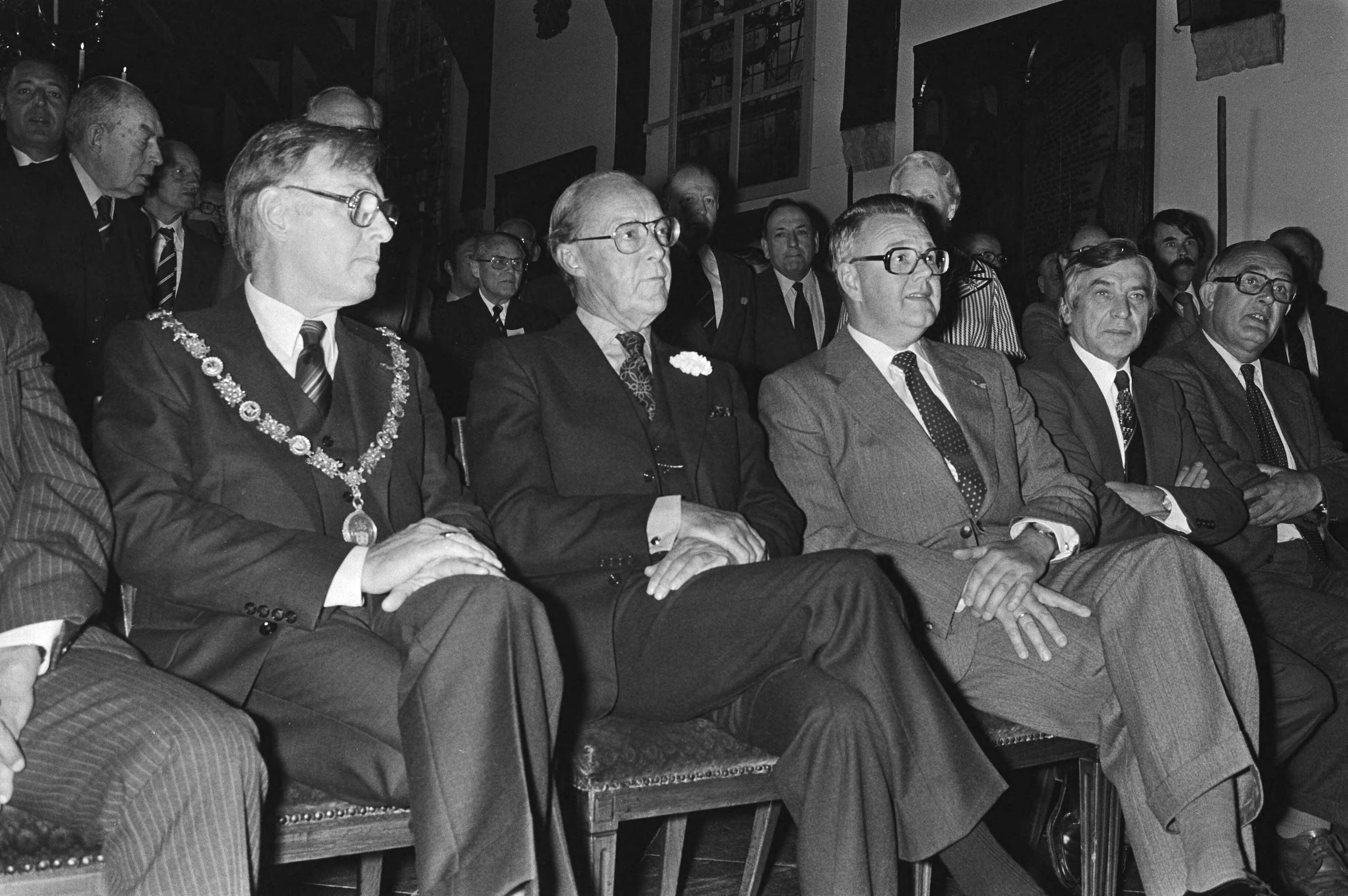 Het 100 jarig jubileum van voetbalclub HFC in Haarlem wordt opgeluisterd door de aanwezigheid van prins Bernhard — Prins Bernhard naast burgemeester Reehorst (l) — Foto: Bogaerts, Rob / Anefo. Licentie: Set B: Rechtenvrij / Publiek Domein. Bron: Nationaal Archief. http://hdl.handle.net/10648/acd0fd7c-d0b4-102d-bcf8-003048976d84