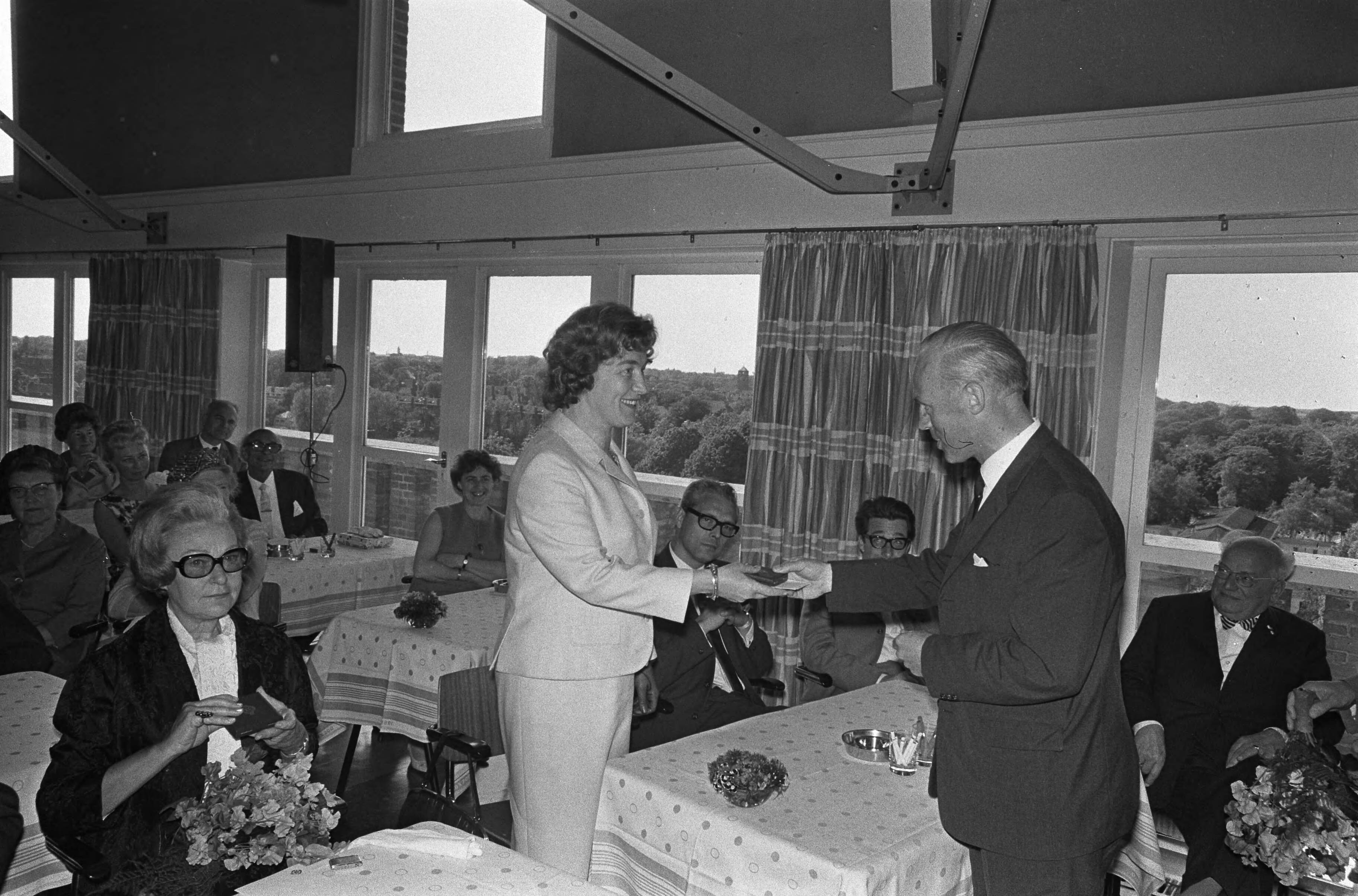 Uitreiking van de ANWB-prijs 1967 te Den Haag — ANWB|Den Haag|Zuid-Holland|prijsuitreikingen — Foto: Fotograaf Onbekend / Anefo. Licentie: Set B: Rechtenvrij / Publiek Domein. Bron: Nationaal Archief. http://hdl.handle.net/10648/ab1bab44-d0b4-102d-bcf8-003048976d84