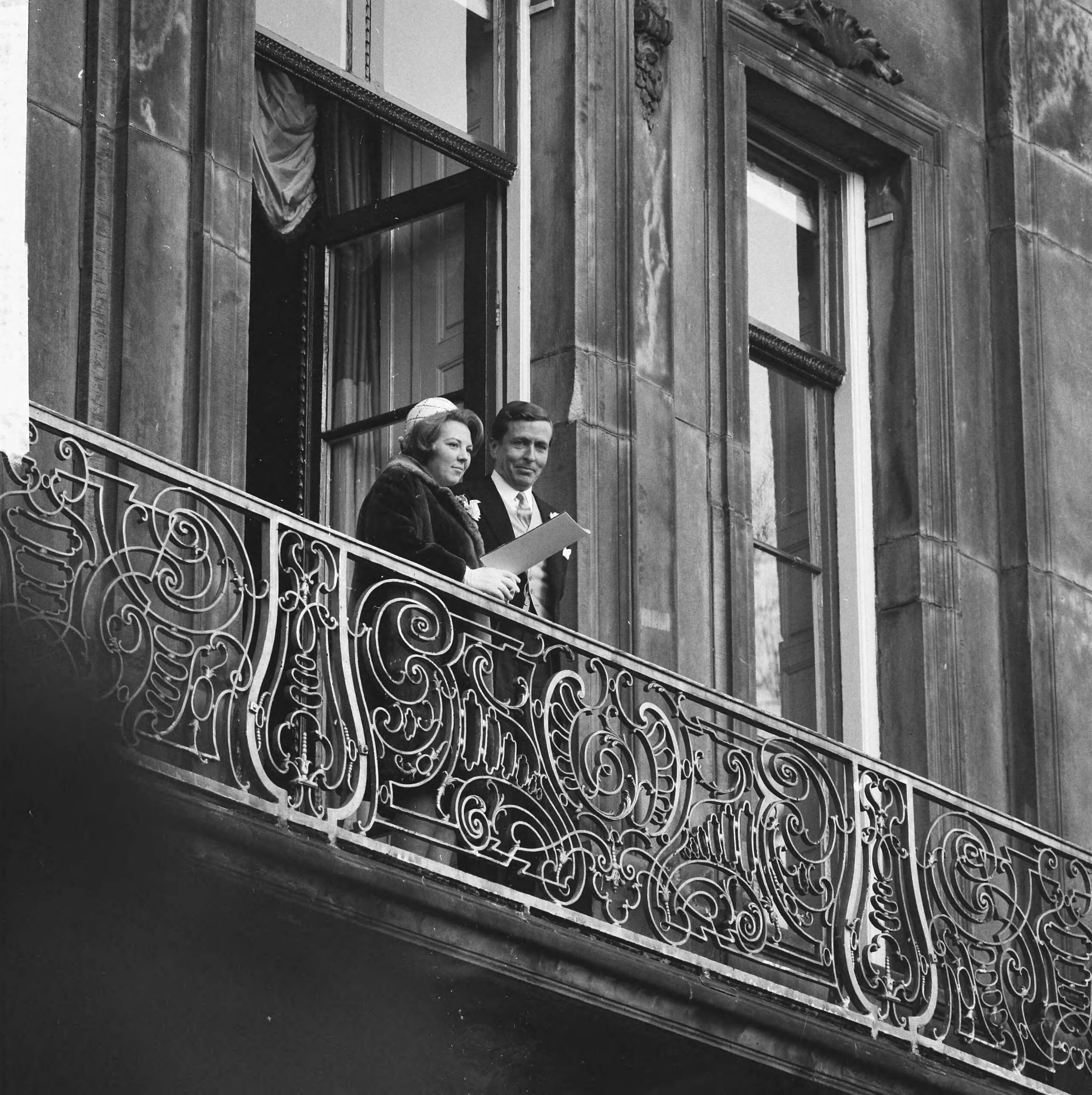 Ondertrouw prinses Beatrix en Claus von Amsberg — Ondertrouw prinses Beatrix en Claus in Baarn — Foto: Combinatie 6 / Anefo. Licentie: Set B: Rechtenvrij / Publiek Domein. Bron: Nationaal Archief. http://hdl.handle.net/10648/aadb1aa2-d0b4-102d-bcf8-003048976d84