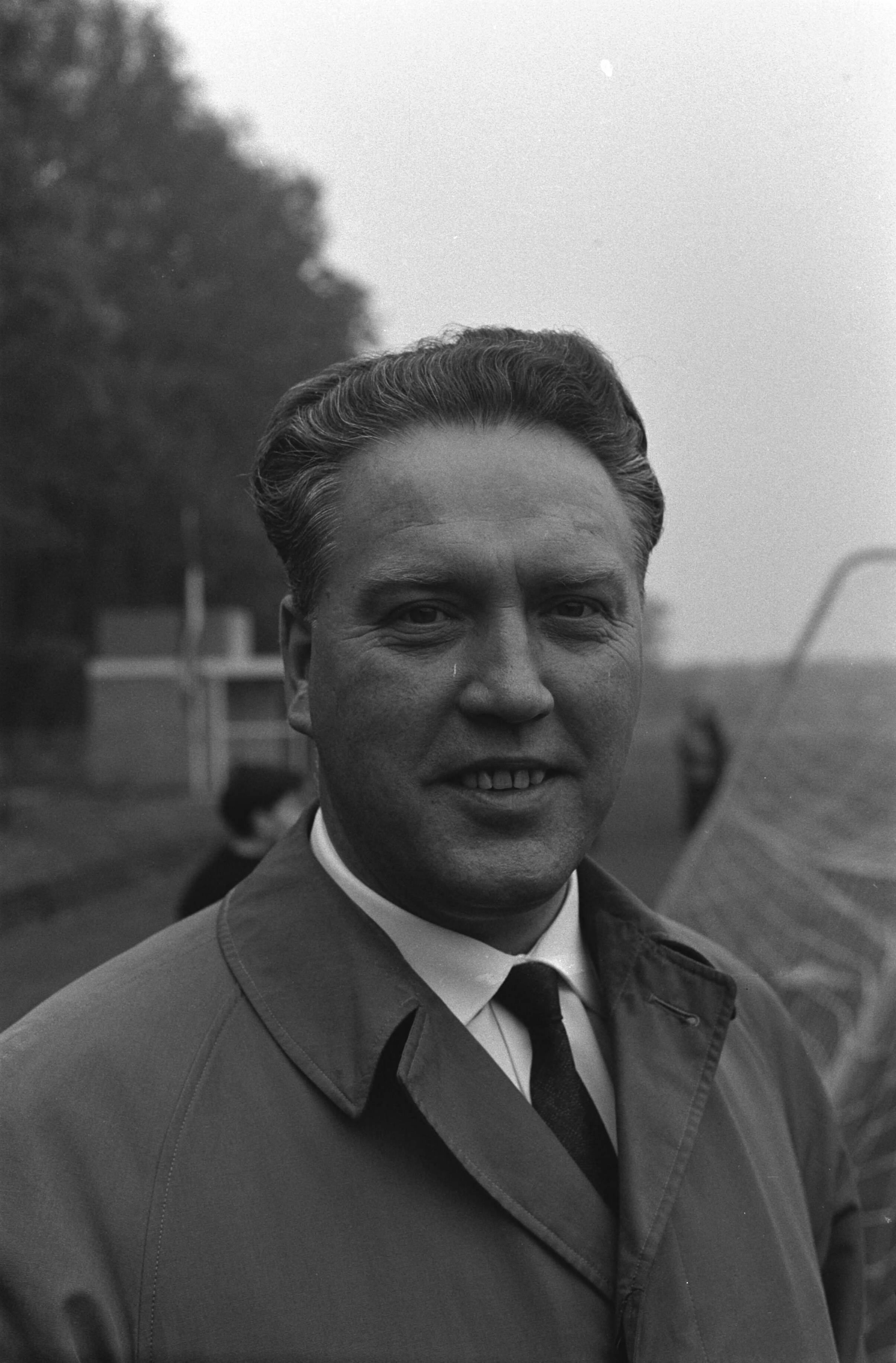 Fotocollectie Anefo — Voorbereiding van het Nederlands elftal voor de wedstrijd tegen Zwitserland. Toon Martens, directeur van het KNVB sportcentrum — Foto: Pot, Harry / Anefo. Licentie: Set B: Rechtenvrij / Publiek Domein. Bron: Nationaal Archief. http://hdl.handle.net/10648/aa1e4ed6-d0b4-102d-bcf8-003048976d84