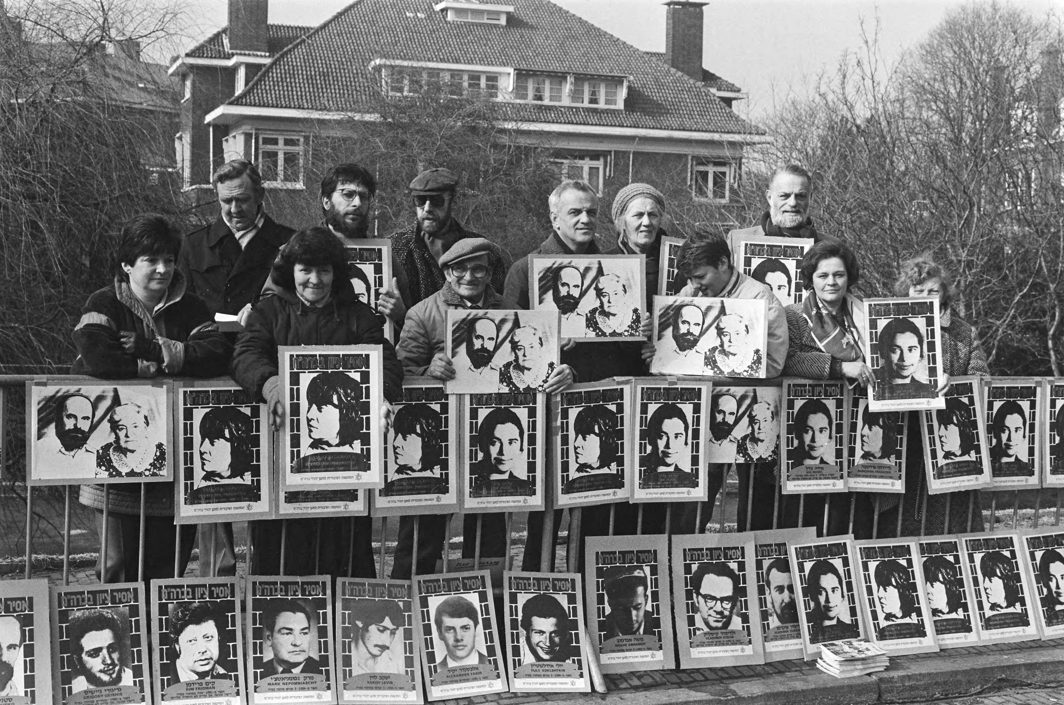 Fotocollectie Anefo — Manifestatie voor vrijheid Joden in Sowjet Unie voor Russische ambassade in Den Haag — Foto: Molendijk, Bart / Anefo. Licentie: Set B: Rechtenvrij / Publiek Domein. Bron: Nationaal Archief. http://hdl.handle.net/10648/ad50aca2-d0b4-102d-bcf8-003048976d84