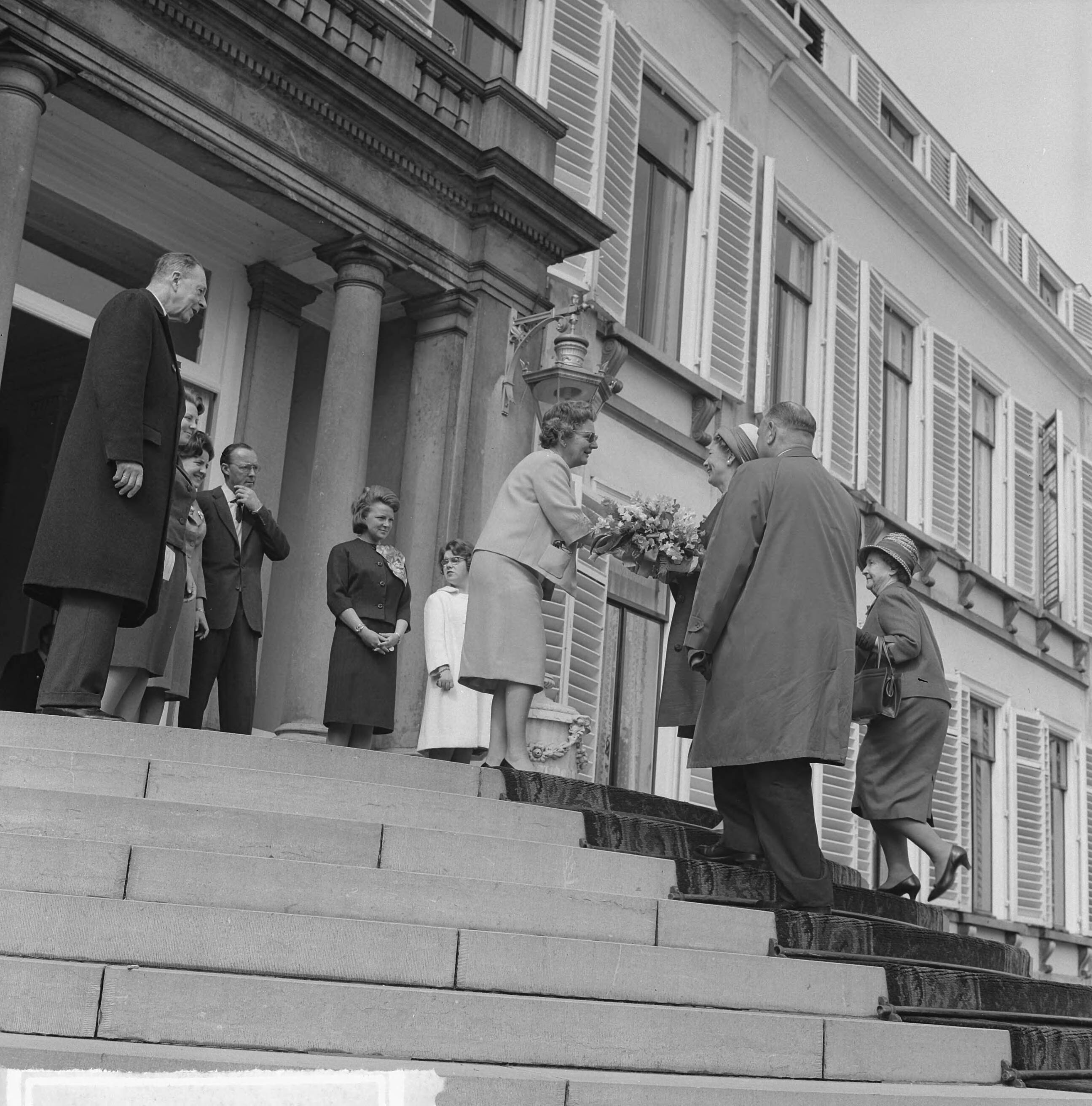 Koninginnedag 1963 — Koningin Juliana krijgt bloemen aangeboden — Foto: Nijs, Jac. de / Anefo. Licentie: Set B: Rechtenvrij / Publiek Domein. Bron: Nationaal Archief. http://hdl.handle.net/10648/aa34a1c2-d0b4-102d-bcf8-003048976d84