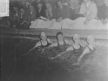 Fotocollectie Anefo — Zwemmen. 100 meter wisselslag dames in Den Haag. Vlnr Cocky Gastelaars (vrije slag ), Ada den Haan (schoolslag), Joke de Korte (rugslag), Corrie Schimmel (vlinderslag) — Foto: Bilsen, Joop van / Anefo. Licentie: Set B: Rechtenvrij / Publiek Domein. Bron: Nationaal Archief. http://hdl.handle.net/10648/a9539402-d0b4-102d-bcf8-003048976d84