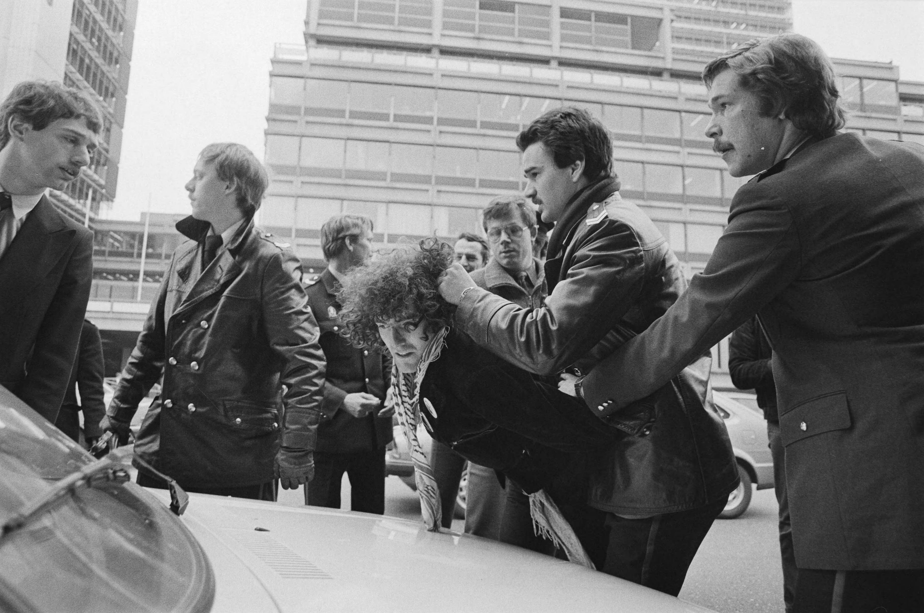 Fotocollectie Anefo — Demonstratie 30 jongeren Belangenvereniging Minderjarigen (BM) en vakbond tehuisbewoners voor Ministerie Justitie, Den Haag — Foto: Antonisse, Marcel / Anefo. Licentie: Set B: Rechtenvrij / Publiek Domein. Bron: Nationaal Archief. http://hdl.handle.net/10648/acf71246-d0b4-102d-bcf8-003048976d84