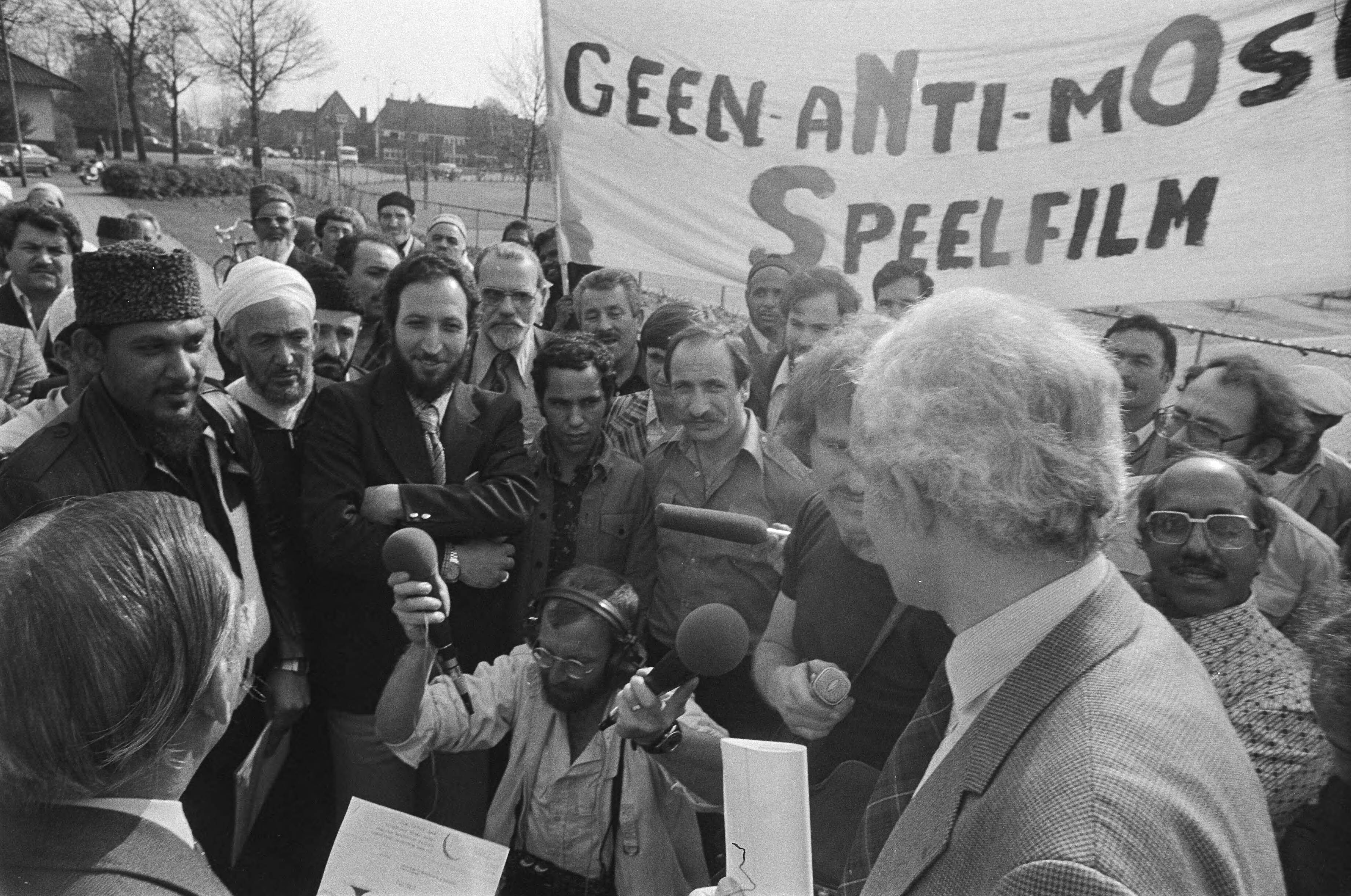 Fotocollectie Anefo — Moslims demonstreren voor het gebouw van de NOS tegen eventueel uitzenden van de film "De dood van een Prinses". NOS voorzitter Jurgens in gesprek met Moslims — Foto: Suyk, Koen / Anefo. Licentie: Set B: Rechtenvrij / Publiek Domein. Bron: Nationaal Archief. http://hdl.handle.net/10648/acde1c96-d0b4-102d-bcf8-003048976d84