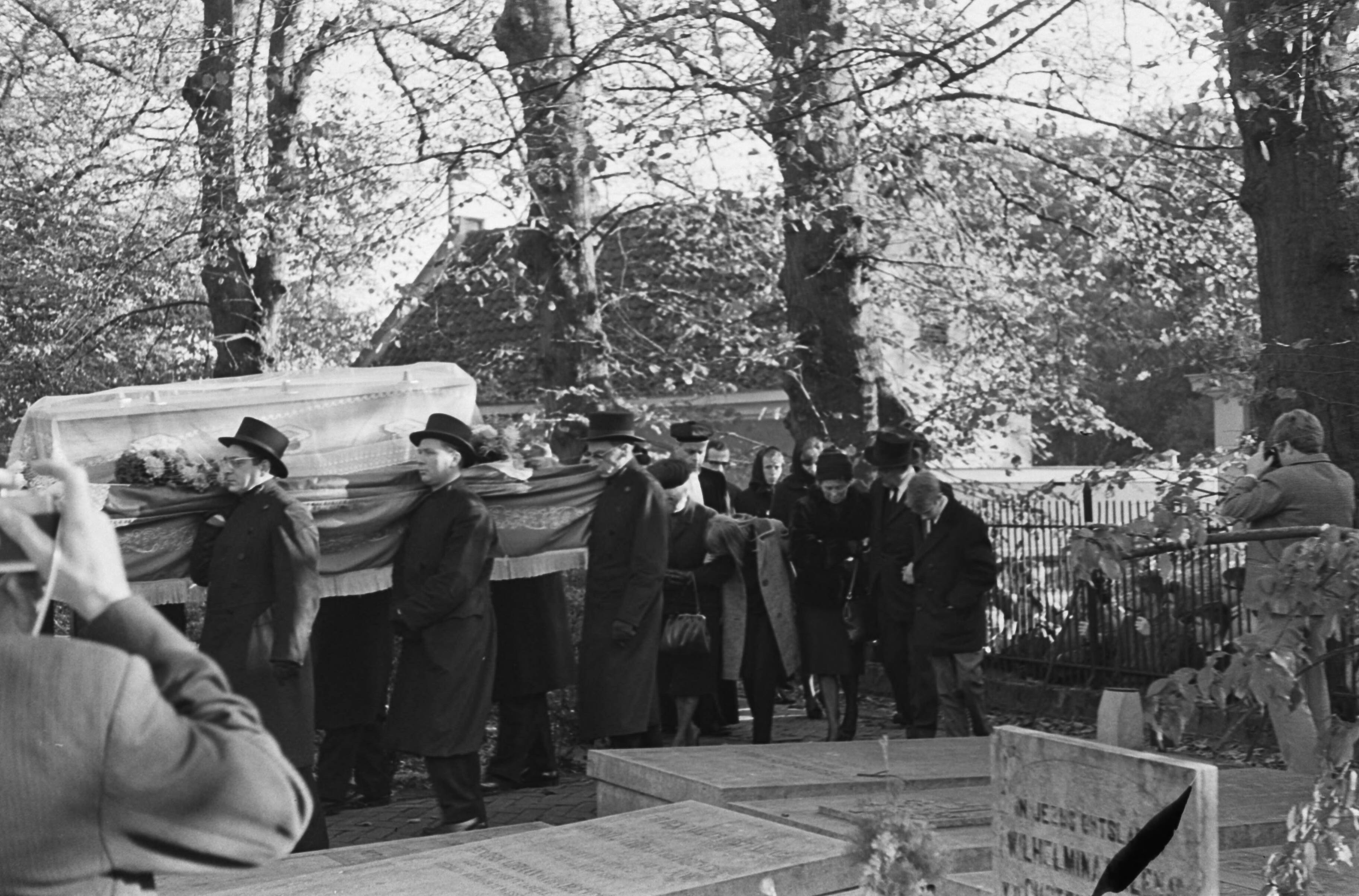 Fotocollectie Anefo — Begrafenis Kees van Straaten (doodgeschoten door de politie). De stoet op het kerkhof van Wassenaar — Foto: Fotograaf Onbekend / Anefo. Licentie: Set B: Rechtenvrij / Publiek Domein. Bron: Nationaal Archief. http://hdl.handle.net/10648/aac80476-d0b4-102d-bcf8-003048976d84