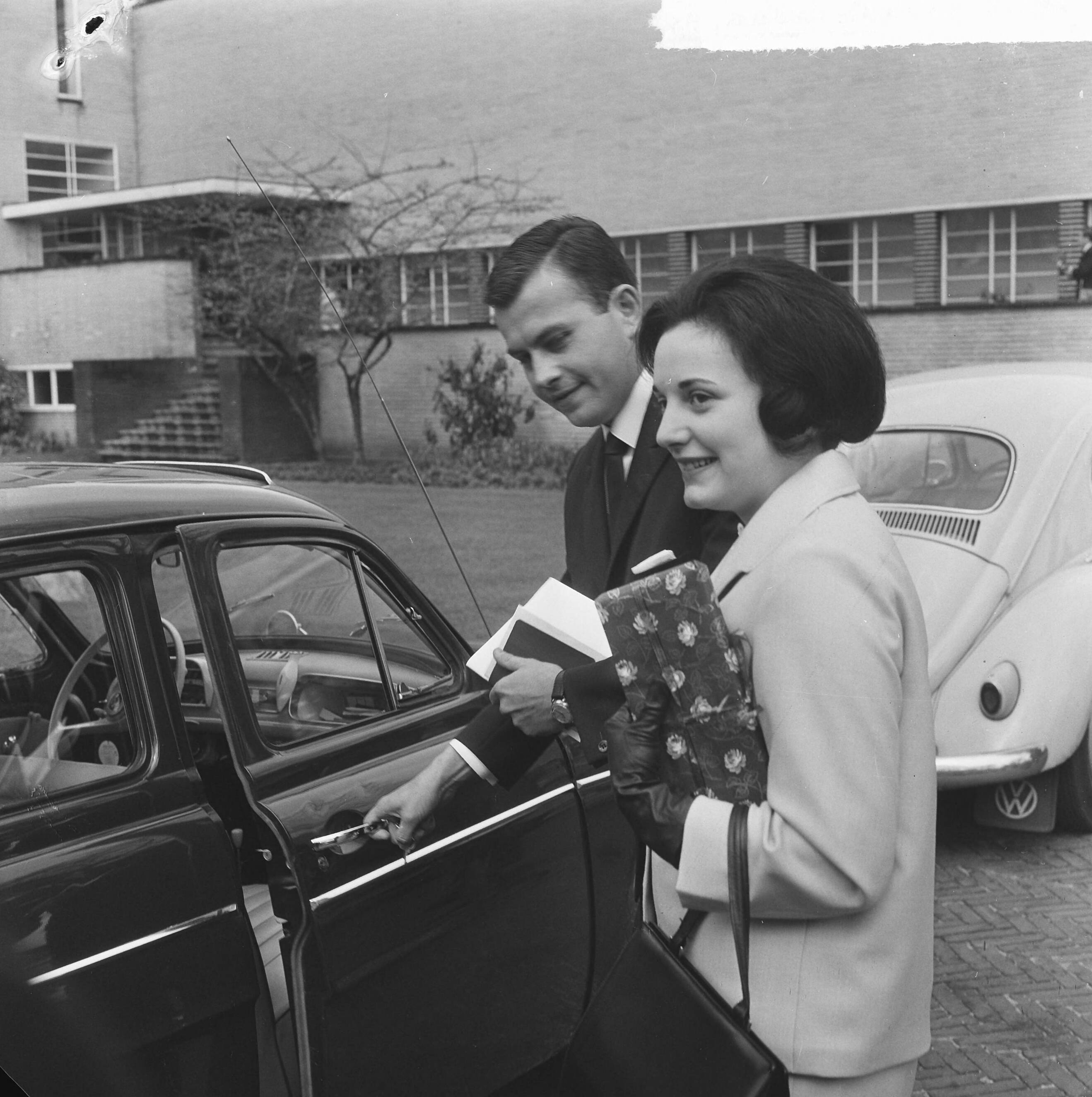 Fotocollectie Anefo — Anneke Beekman getrouwd op het stadhuis te Hilversum met Marcel A. Fournier — Foto: Koch, Eric / Anefo. Licentie: Set B: Rechtenvrij / Publiek Domein. Bron: Nationaal Archief. http://hdl.handle.net/10648/aaa0fe80-d0b4-102d-bcf8-003048976d84
