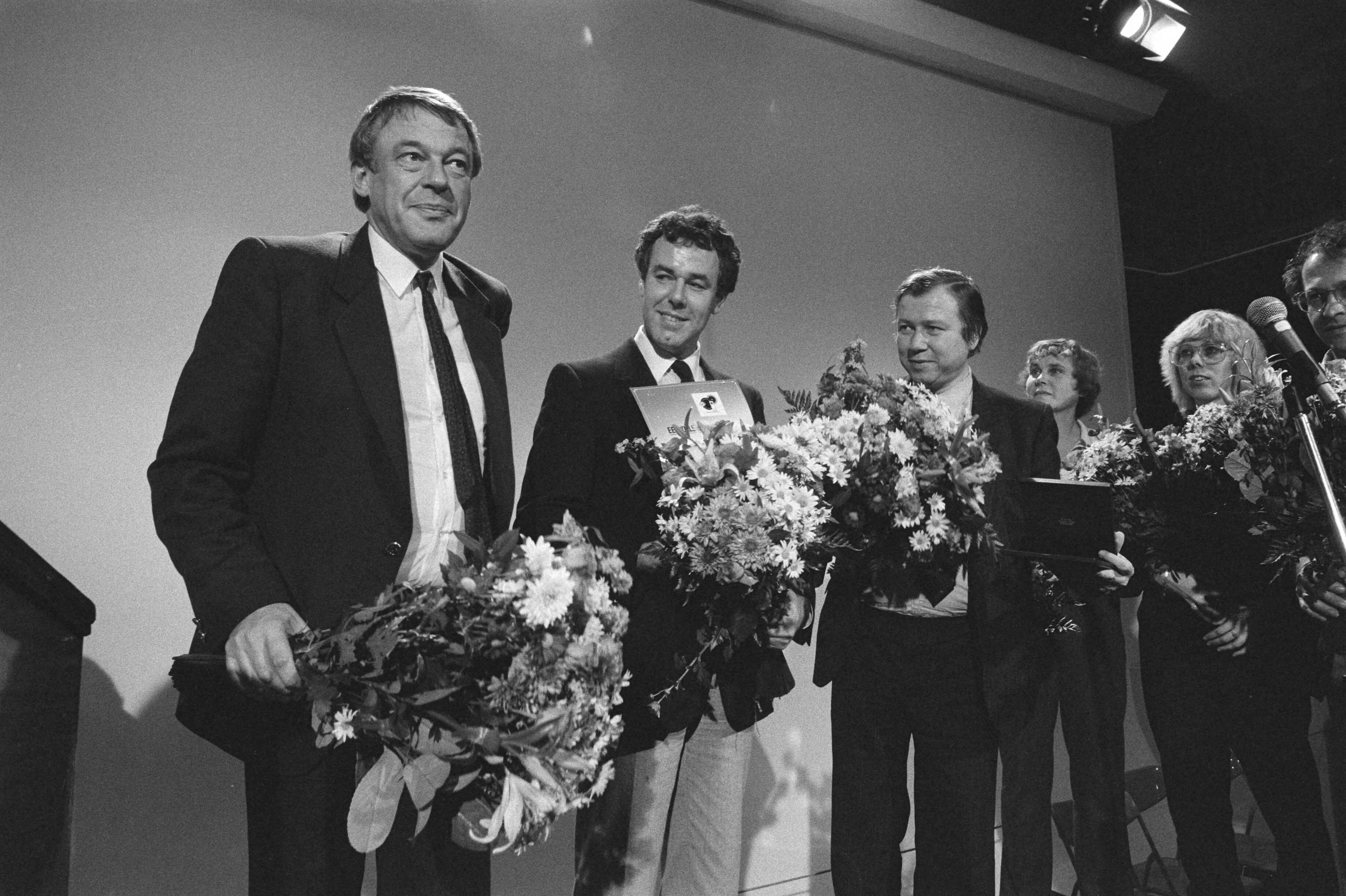 Nipkowschijf en Zilveren Reissmicrofoon uitgereikt in Hilversum — Van links naar rechts demissionair minister Hans van Mierlo (D66), Tom Smeets (jurylid) en demissionair minister Marcel van Dam (PvdA) — Foto: Dijk, Hans van / Anefo. Licentie: Set B: Rechtenvrij / Publiek Domein. Bron: Nationaal Archief. http://hdl.handle.net/10648/ad07a6d8-d0b4-102d-bcf8-003048976d84