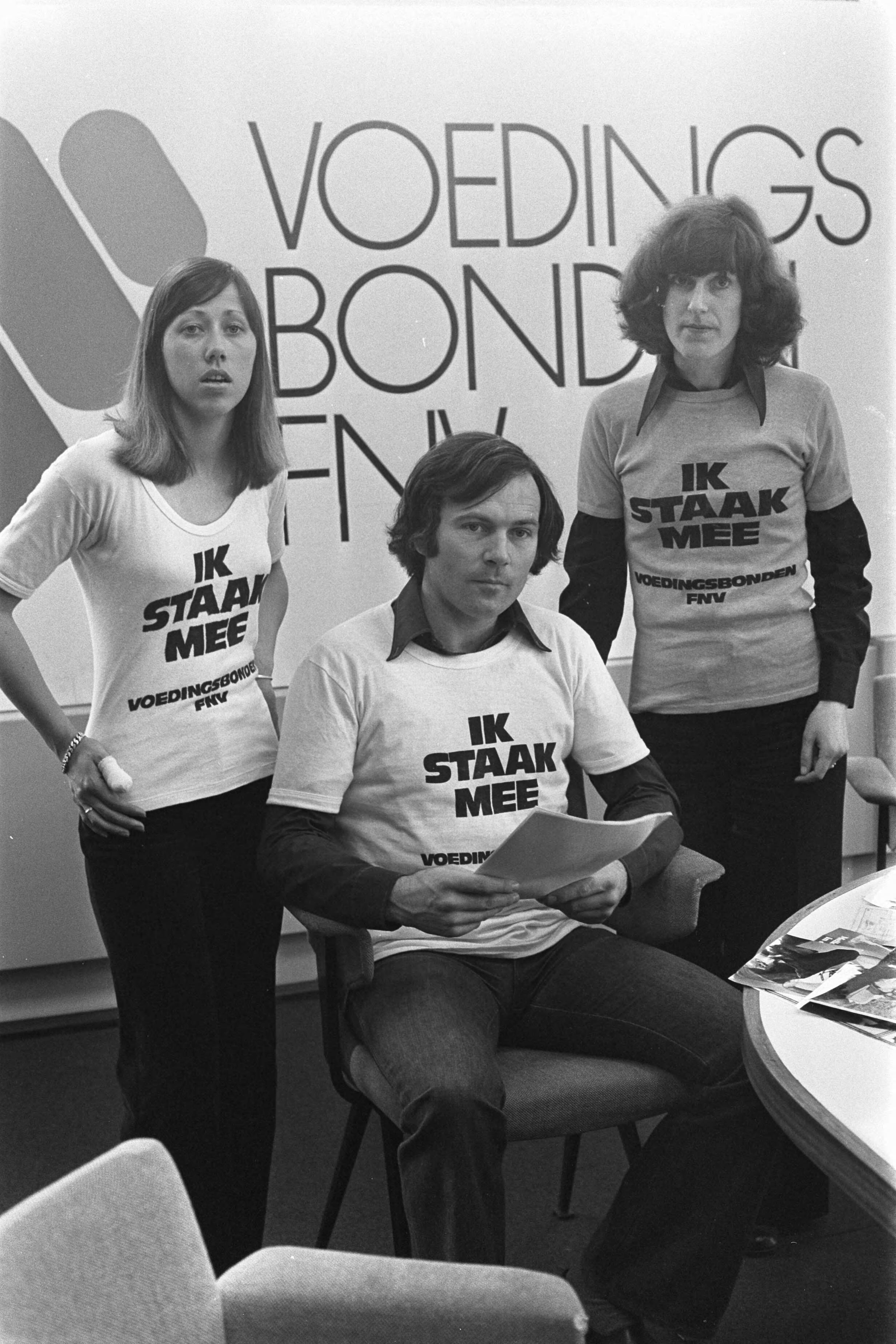 Fotocollectie Anefo — Aktiecentrum Voedingsbonden FNV in Utrecht; medewerkers in shirts "Ik staak mee" — Foto: Suyk, Koen / Anefo. Licentie: Set B: Rechtenvrij / Publiek Domein. Bron: Nationaal Archief. http://hdl.handle.net/10648/ac9496a2-d0b4-102d-bcf8-003048976d84