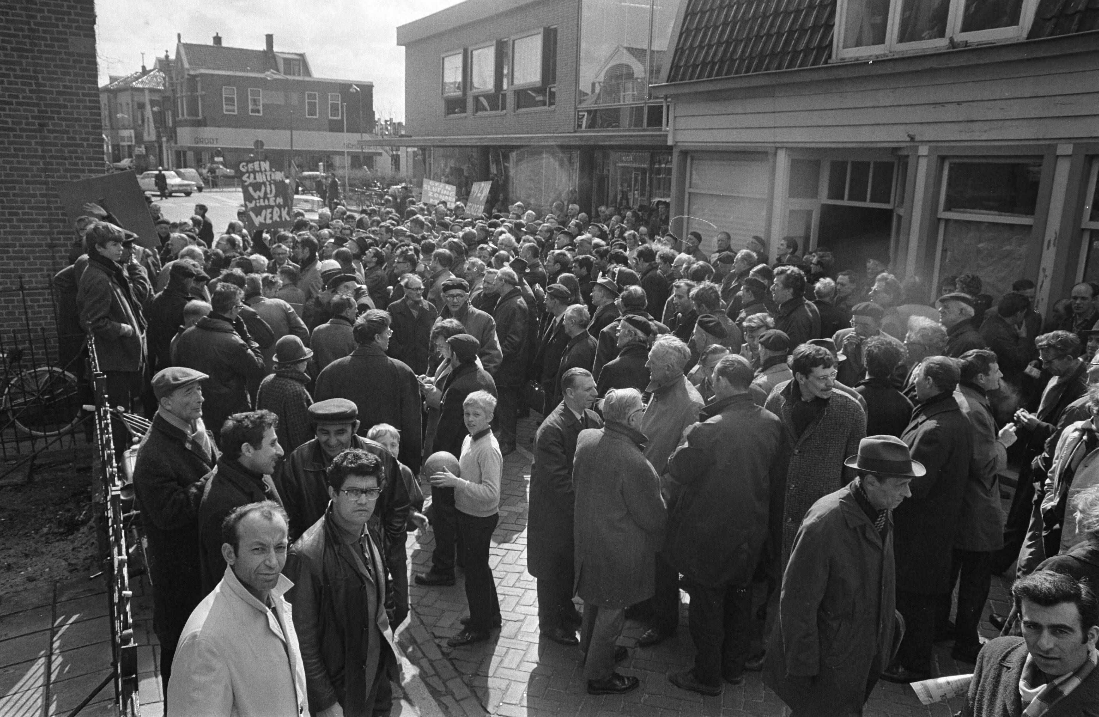 Fotocollectie Anefo — Arbeiders demonstreren tegen de voorgenomen sluiting van fabriek van Thomassen en Drijver Verblifa demonstranten — Foto: Evers, Joost / Anefo. Licentie: Set B: Rechtenvrij / Publiek Domein. Bron: Nationaal Archief. http://hdl.handle.net/10648/ab65d908-d0b4-102d-bcf8-003048976d84