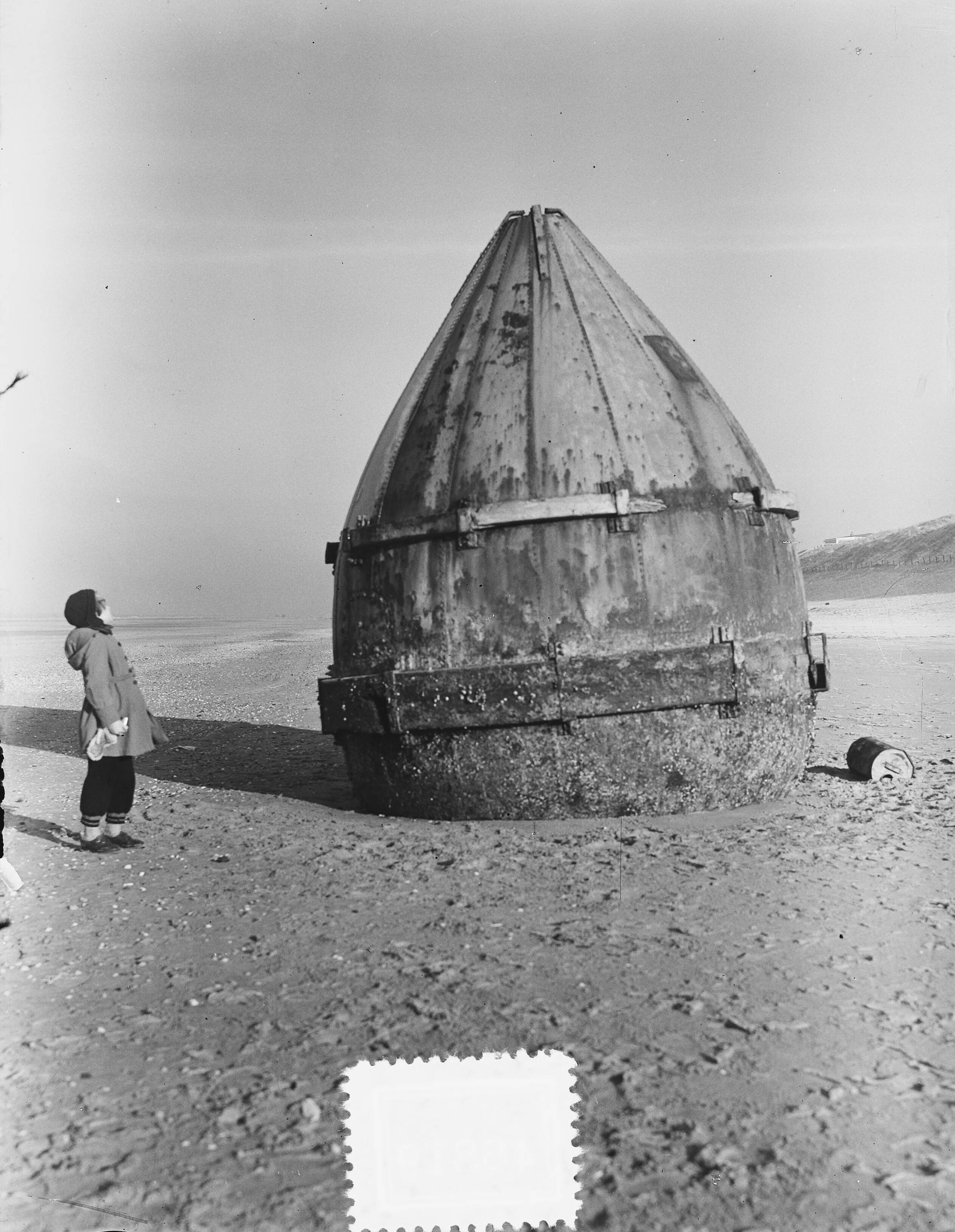 Fotocollectie Anefo — Door storm aangespoelde meerpaal Zandvoort — Foto: Oorschot, […] van / Anefo. Licentie: Set B: Rechtenvrij / Publiek Domein. Bron: Nationaal Archief. http://hdl.handle.net/10648/a8f2f480-d0b4-102d-bcf8-003048976d84