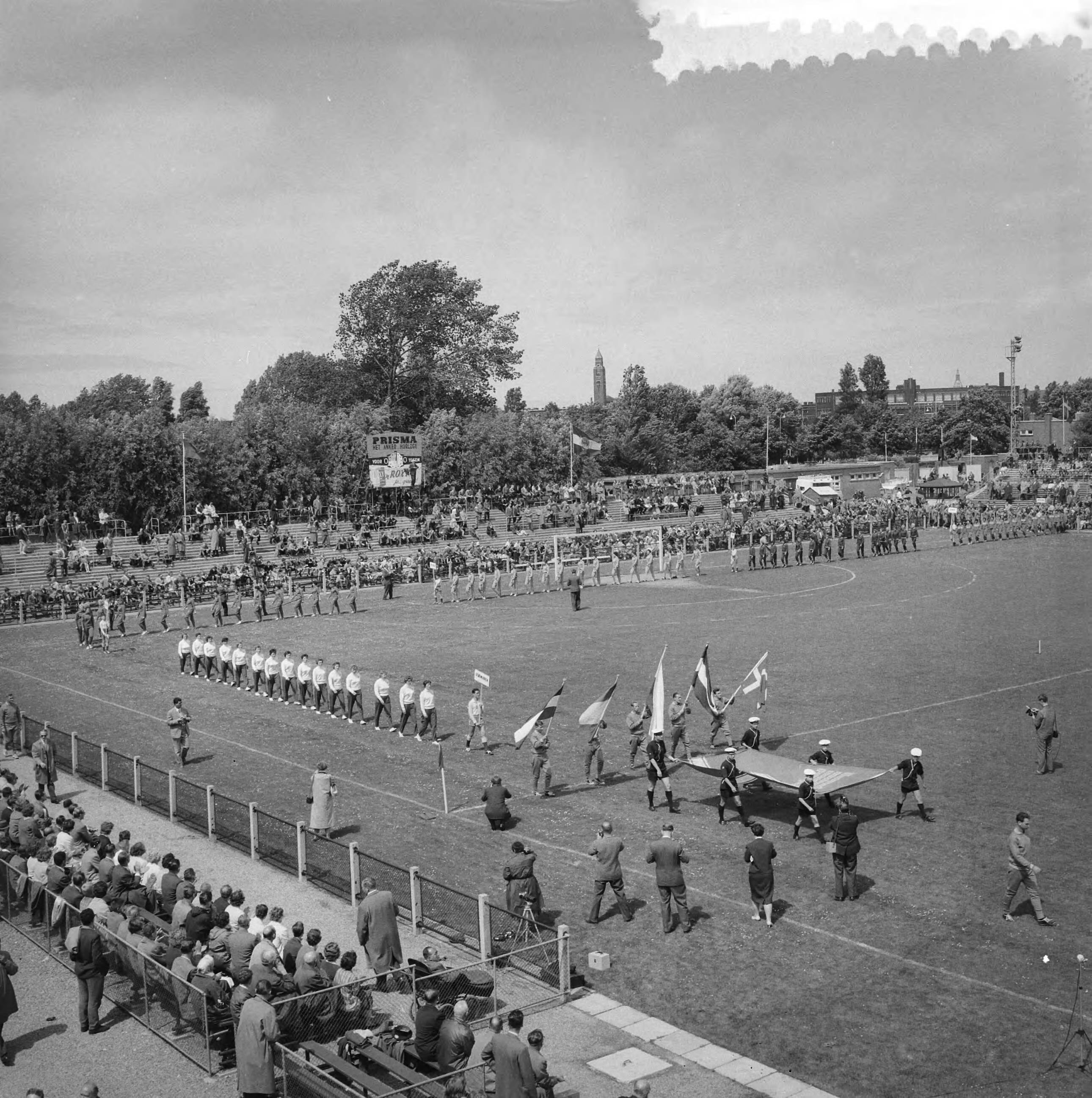 Fotocollectie Anefo — Wedstrijden om het wereldkampioenschap veldhandbal dames op het ADO-terrein te Den Haag. Openingsceremonie — Foto: Fotograaf Onbekend / Anefo. Licentie: Set B: Rechtenvrij / Publiek Domein. Bron: Nationaal Archief. http://hdl.handle.net/10648/a9b18ac6-d0b4-102d-bcf8-003048976d84