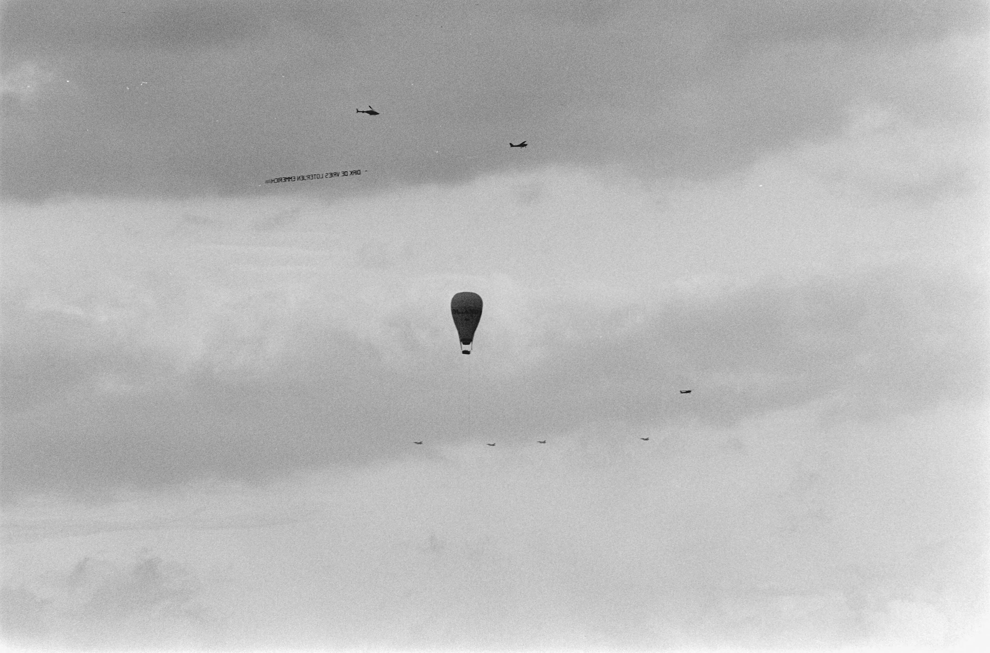 Fotocollectie Anefo — Landing ballon "Dutch Viking" na succesvolle vlucht over Atlantische Oceaan in polder bij Almere; ballon vlak voor landing — Foto: Croes, Rob C. / Anefo. Licentie: Set B: Rechtenvrij / Publiek Domein. Bron: Nationaal Archief. http://hdl.handle.net/10648/ad56d276-d0b4-102d-bcf8-003048976d84