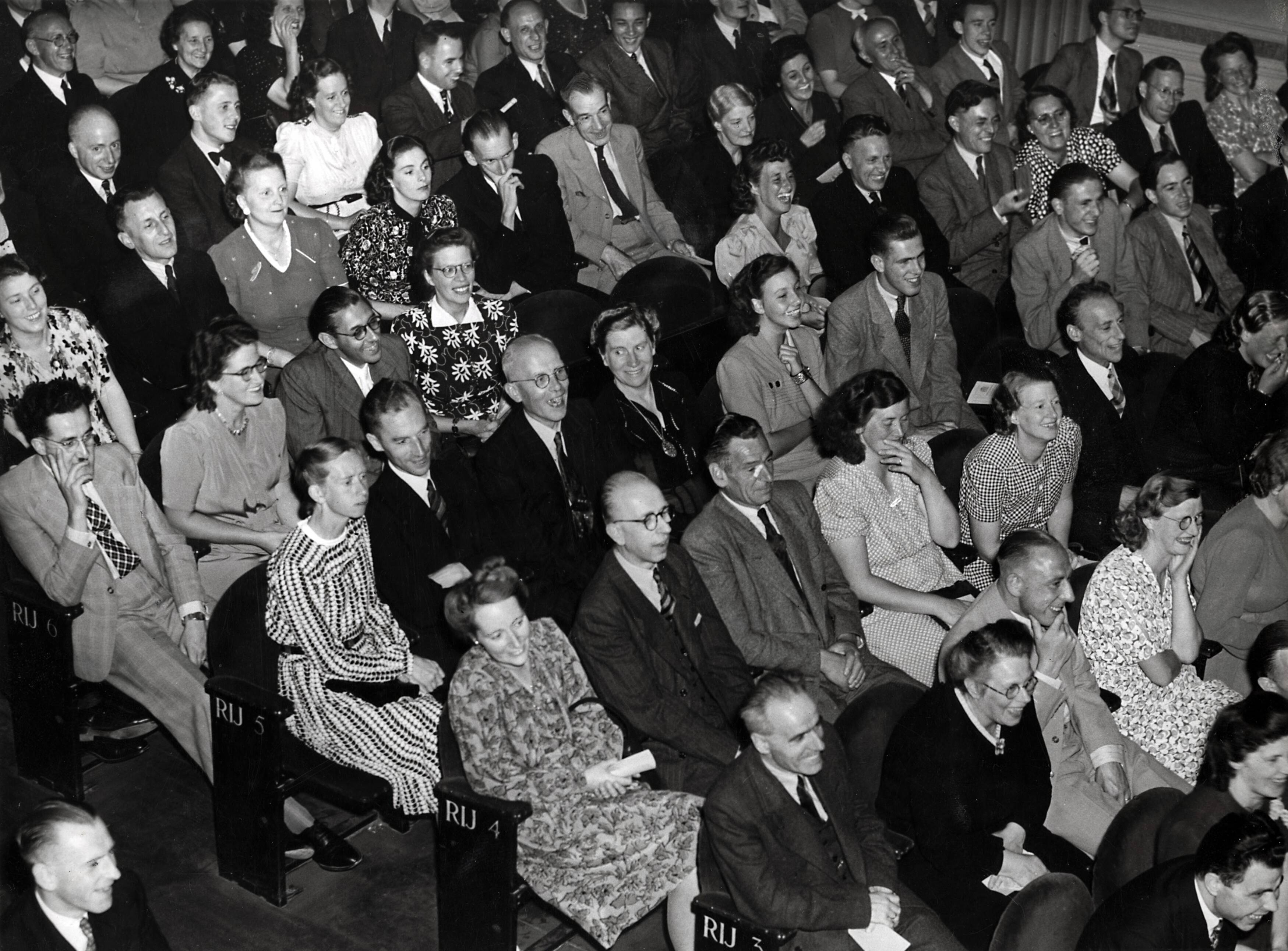 Drukkerij Spaarnestad — [40-jarig jubileum N.V. De Spaarnestad] [feestavond in de Stadsschouwburg] — Foto: Fotograaf Onbekend / Fotobureau onbekend / Spaarnestad Photo (05887). Licentie: Set B: Rechtenvrij / Publiek Domein. Bron: Nationaal Archief. http://hdl.handle.net/10648/35429da6-3a05-a382-e063-6df0900a6686