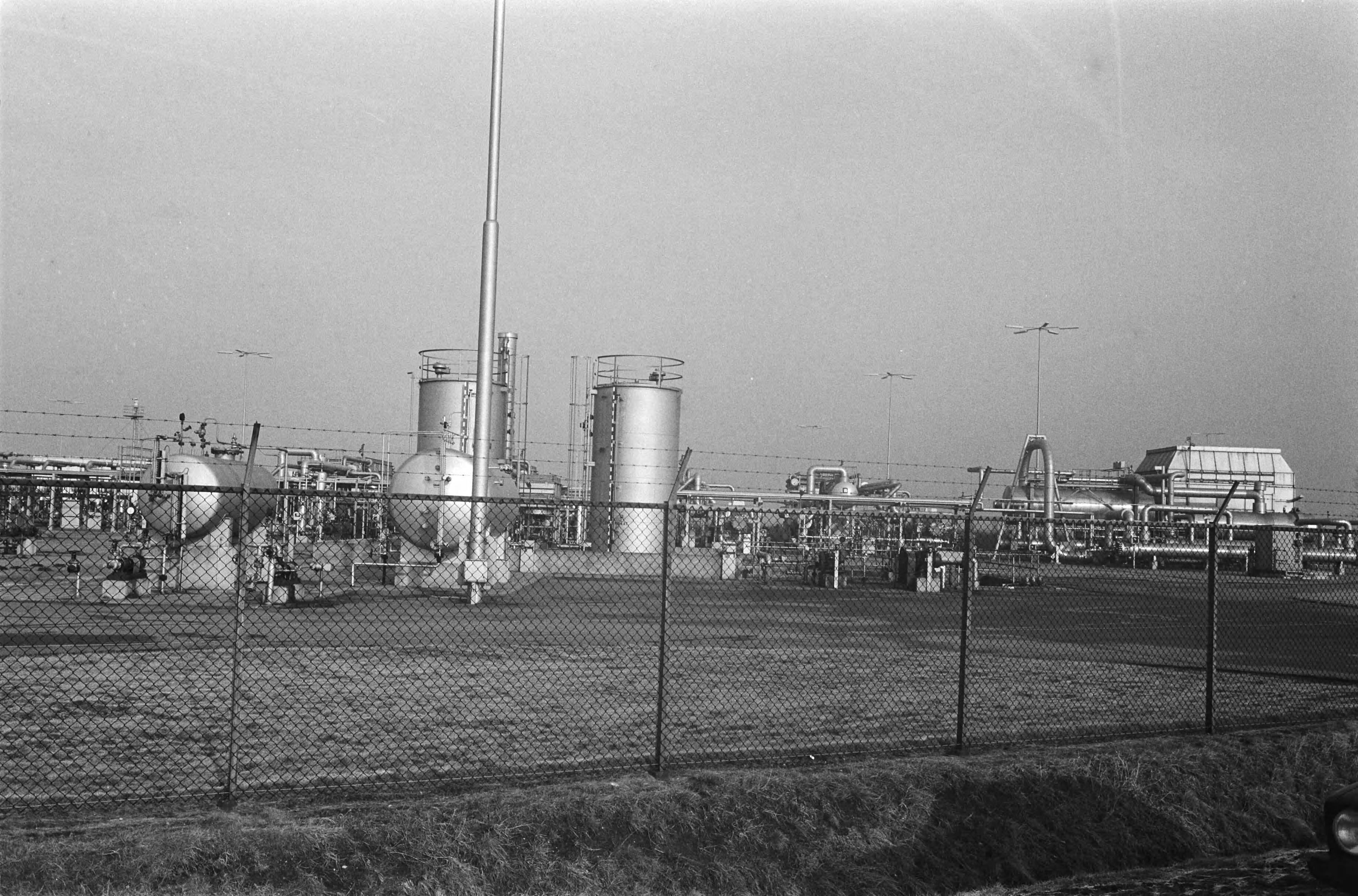Fotocollectie Anefo — Aardgaswinning in Slochteren — Foto: Evers, Joost / Anefo. Licentie: Set B: Rechtenvrij / Publiek Domein. Bron: Nationaal Archief. http://hdl.handle.net/10648/ad0ed408-d0b4-102d-bcf8-003048976d84