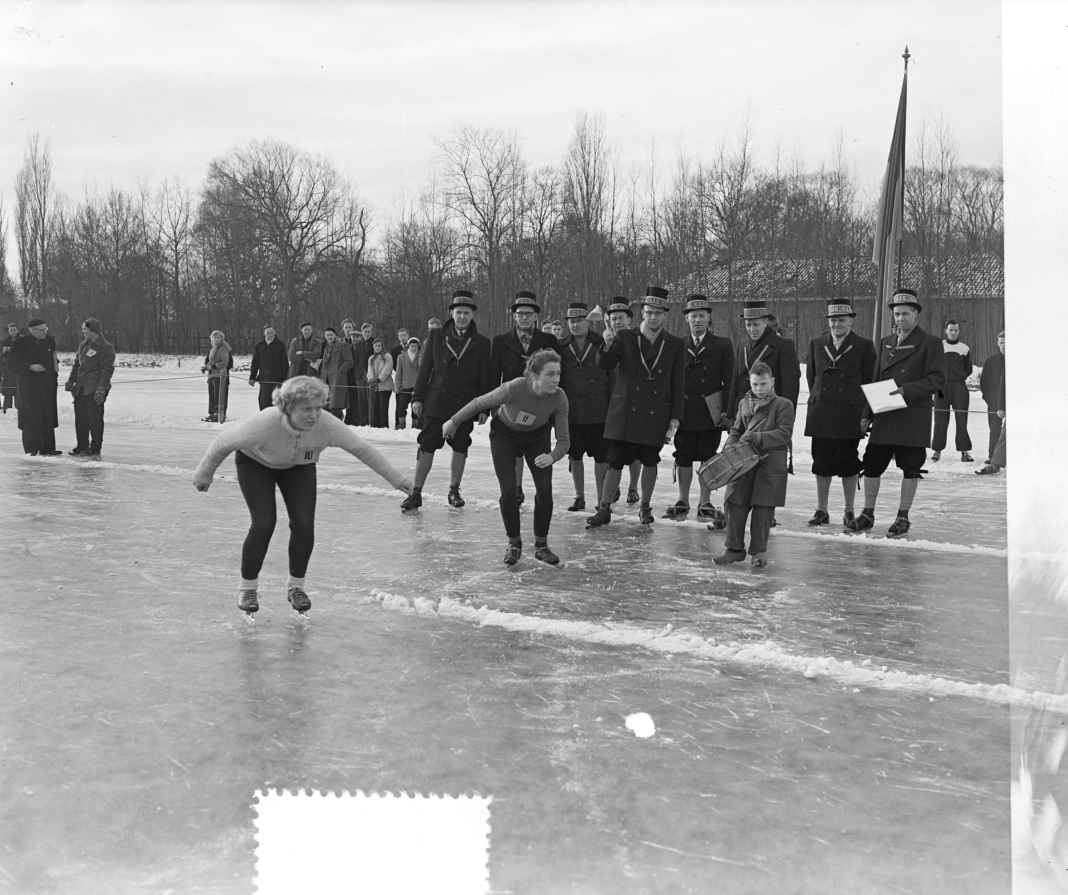 Fotocollectie Anefo — Kortebaanwedstrijden voor vrouwen om de Gouden Bal te Leeuwarden — Foto: Pot, Harry / Anefo. Licentie: Set B: Rechtenvrij / Publiek Domein. Bron: Nationaal Archief. http://hdl.handle.net/10648/a92f7f0e-d0b4-102d-bcf8-003048976d84