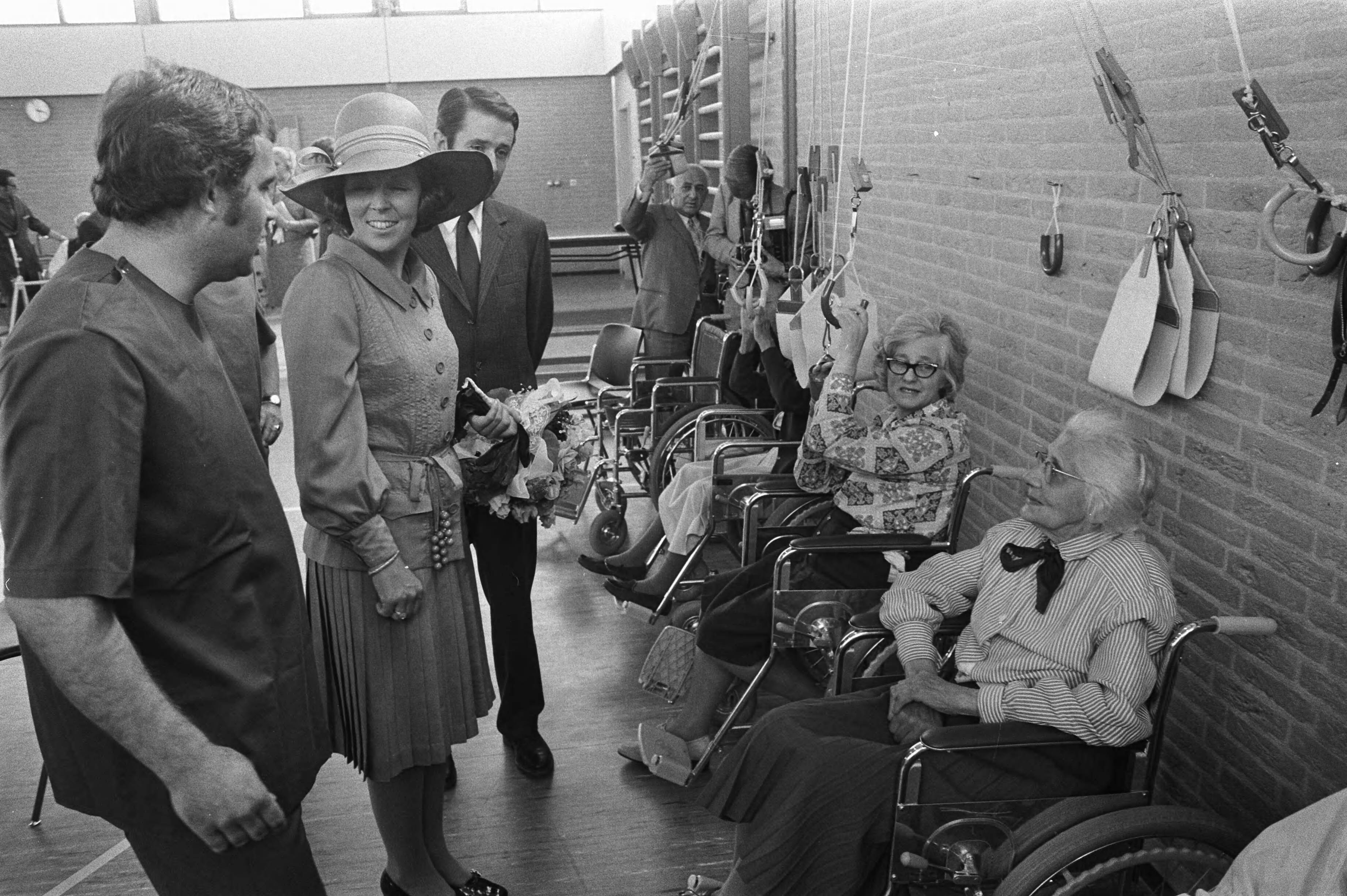 Fotocollectie Anefo — Prinses Beatrix opent ziekenhuiscomplex Triotel Leeuwarden Prinses Beatrix spreekt met enige patienten in het revalidatiecentrum — Foto: Verhoeff, Bert / Anefo. Licentie: Set B: Rechtenvrij / Publiek Domein. Bron: Nationaal Archief. http://hdl.handle.net/10648/abc95f64-d0b4-102d-bcf8-003048976d84