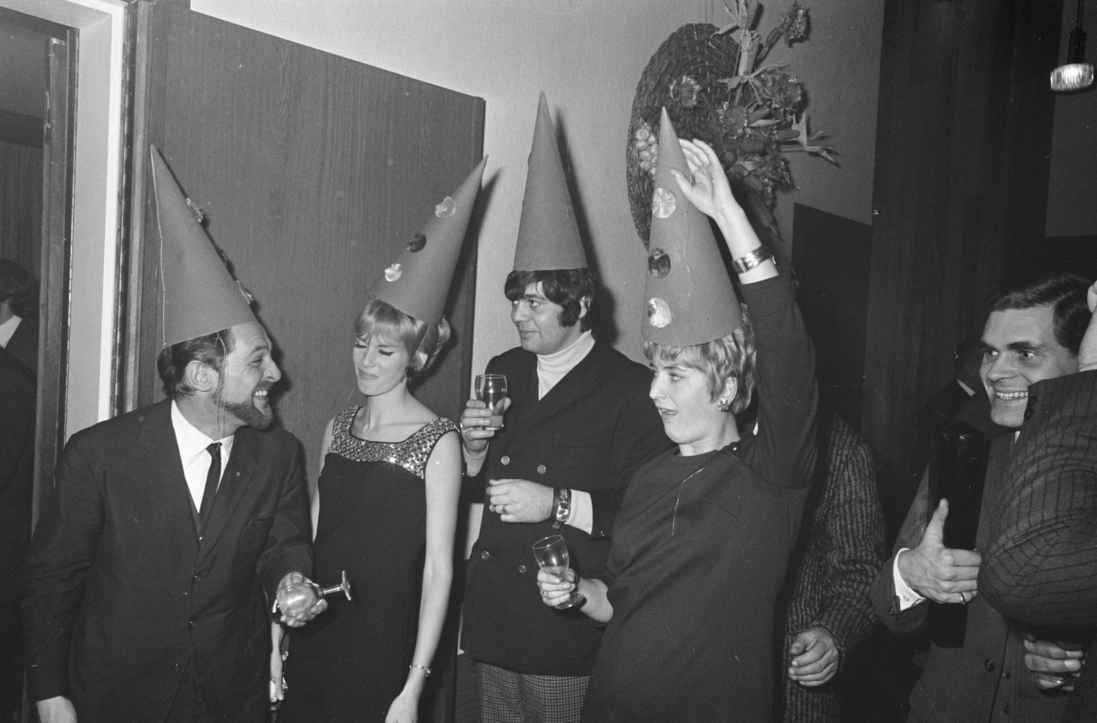 Fotocollectie Anefo — Nieuwjaarsreceptie phonogram te Hilversum — Foto: Kroon, Ron / Anefo. Licentie: Set B: Rechtenvrij / Publiek Domein. Bron: Nationaal Archief. http://hdl.handle.net/10648/ab0a7e00-d0b4-102d-bcf8-003048976d84