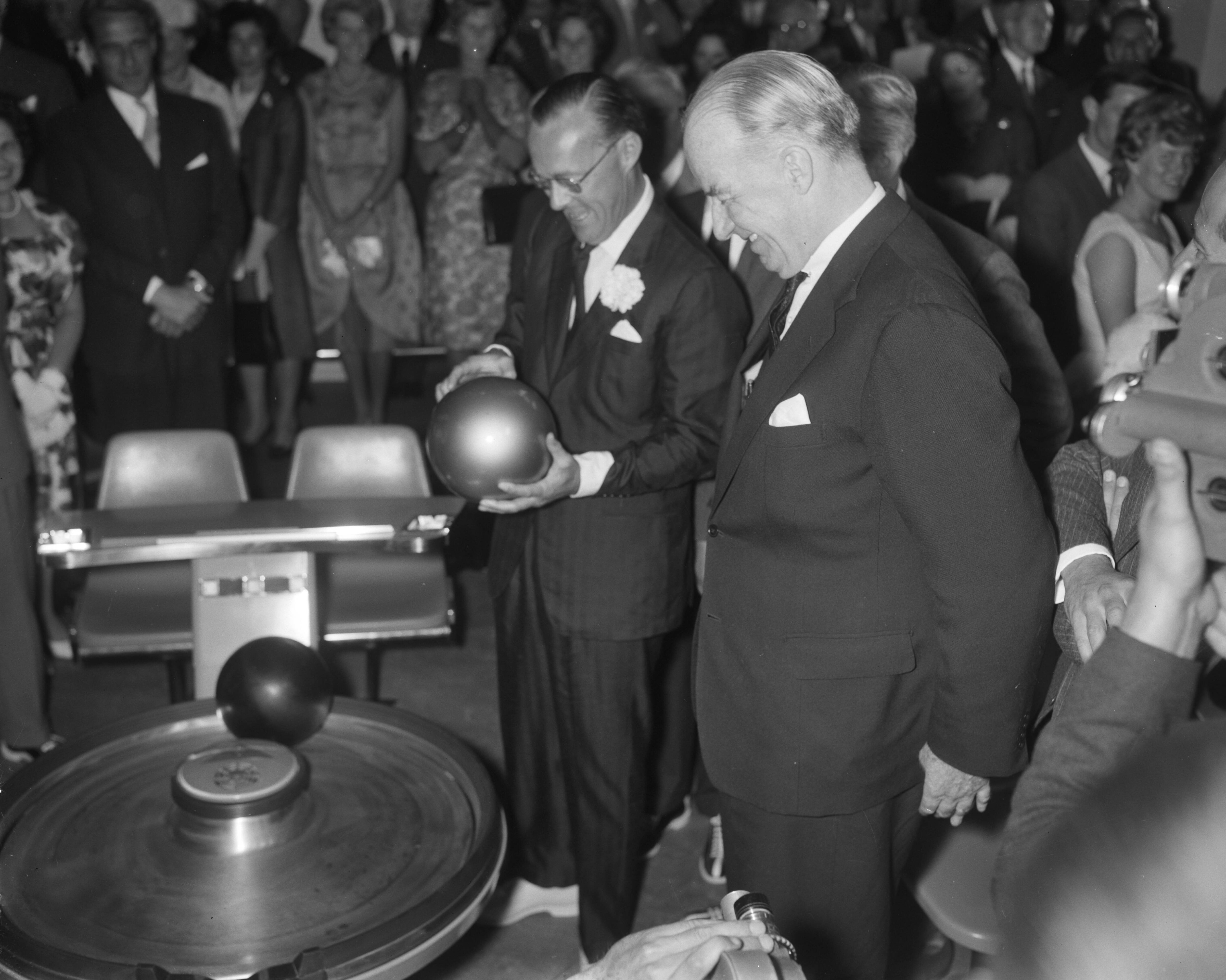 Fotocollectie Anefo — Opening "Bowling Hall" in Scheveningen door Prins Bernhard. De president-commissaris van de „American Machine and Foundry Company". Morehead Patterson, heeft een gouden bal aan de prins overhandigd — Foto: Bilsen, Joop van / Anefo. Licentie: Set B: Rechtenvrij / Publiek Domein. Bron: Nationaal Archief. http://hdl.handle.net/10648/a9da6162-d0b4-102d-bcf8-003048976d84