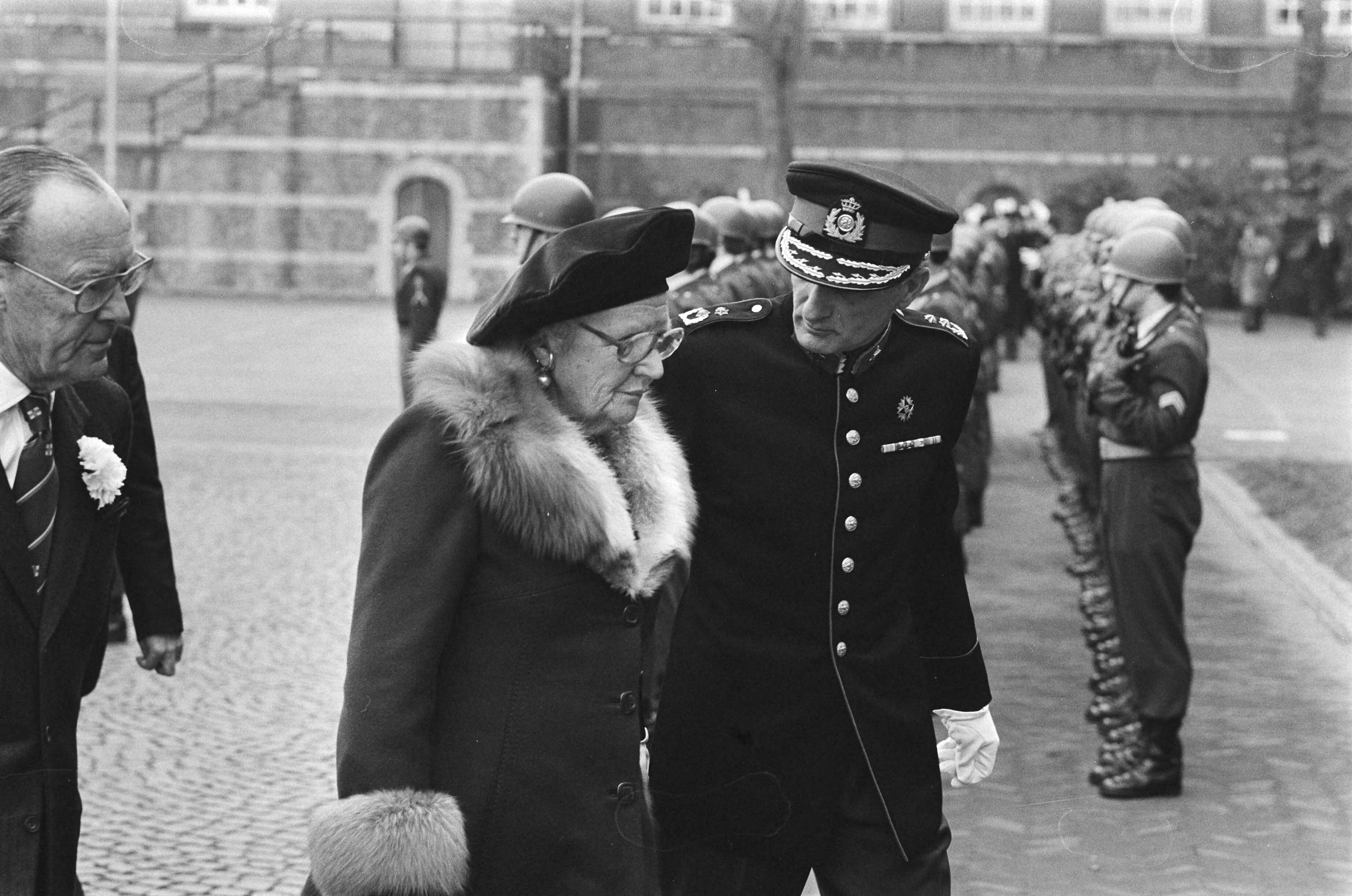 Fotocollectie Anefo — Koningin en Prins Bernhard wonen diesviering bij i.v.m. 150-jarig Koninklijke Militaire Academie in Breda — Foto: Suyk, Koen / Anefo. Licentie: Set B: Rechtenvrij / Publiek Domein. Bron: Nationaal Archief. http://hdl.handle.net/10648/acc03c26-d0b4-102d-bcf8-003048976d84