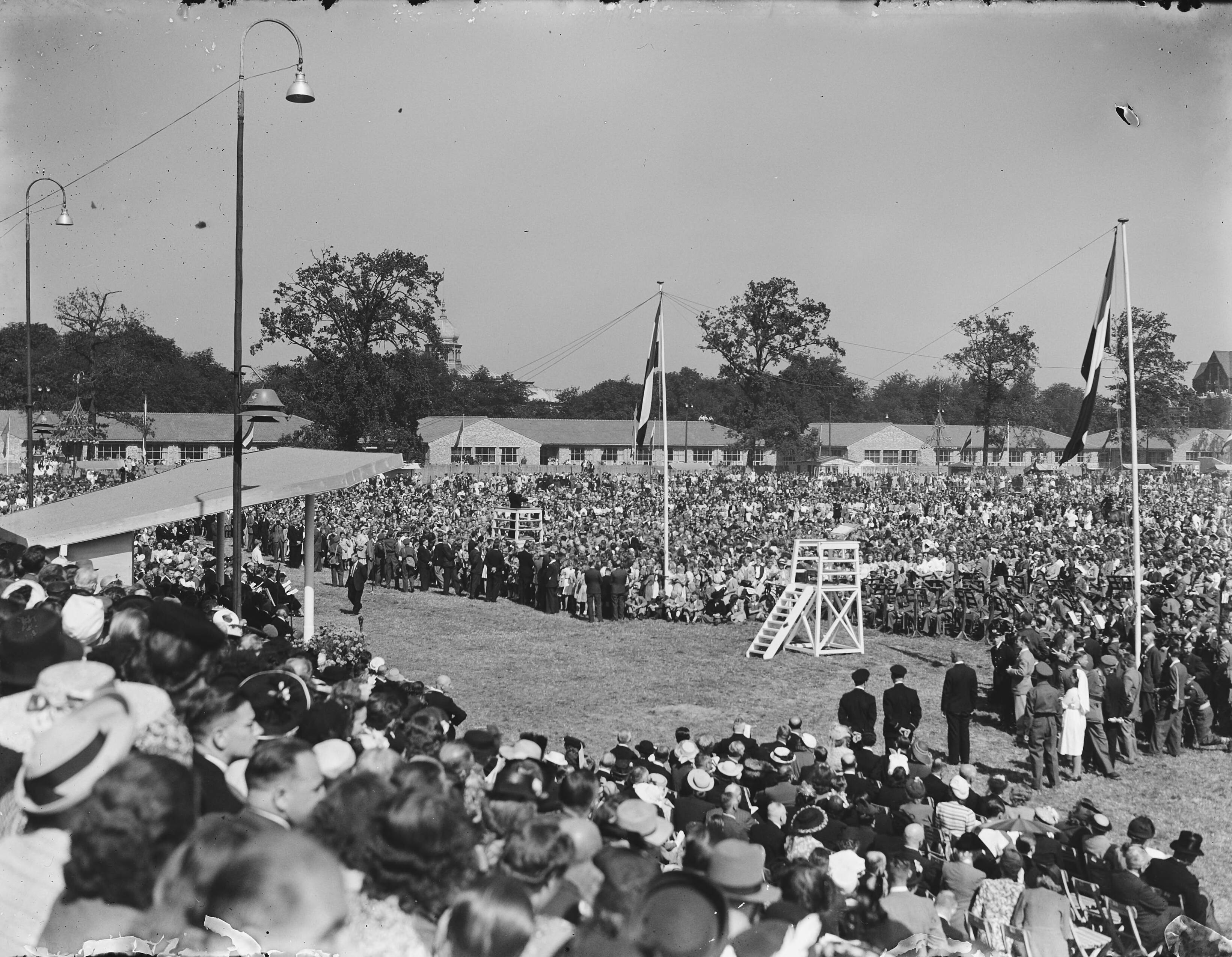 50-jarig regeringsjubileum koningin Wilhelmina — Afscheidshulde van de Haagse burgerij. Aubade op het Malieveld in Den Haag — Foto: Fotograaf Onbekend / Anefo. Licentie: Set B: Rechtenvrij / Publiek Domein. Bron: Nationaal Archief. http://hdl.handle.net/10648/ac036ea2-d0b4-102d-bcf8-003048976d84