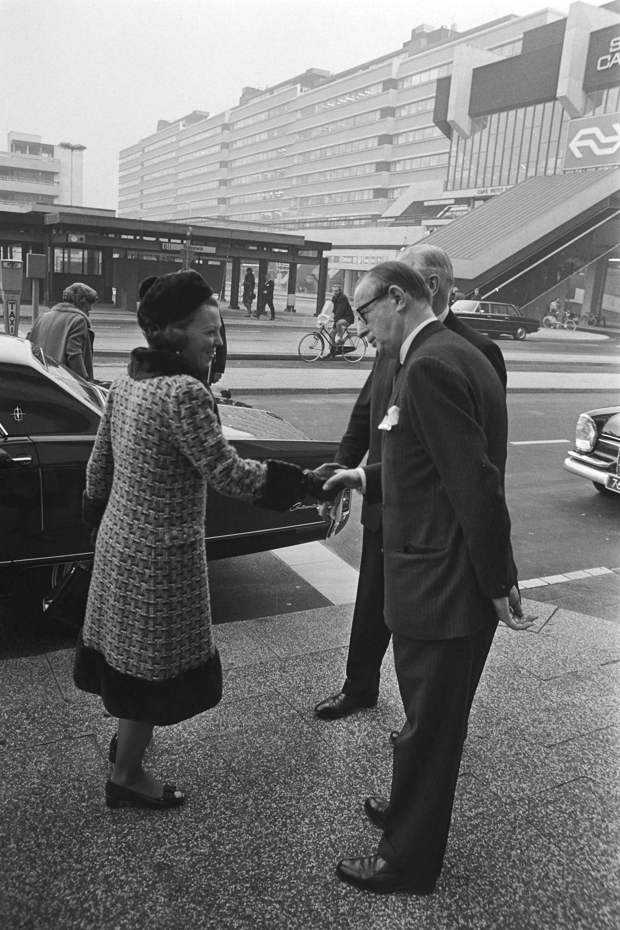 Fotocollectie Anefo — Congres "De Beroepsarbeid van de gehuwde vrouw" , Utrecht i.a.v. Prinses Beatrix en koningin Juliana — Foto: Evers, Joost / Anefo. Licentie: Set B: Rechtenvrij / Publiek Domein. Bron: Nationaal Archief. http://hdl.handle.net/10648/abab7fa8-d0b4-102d-bcf8-003048976d84