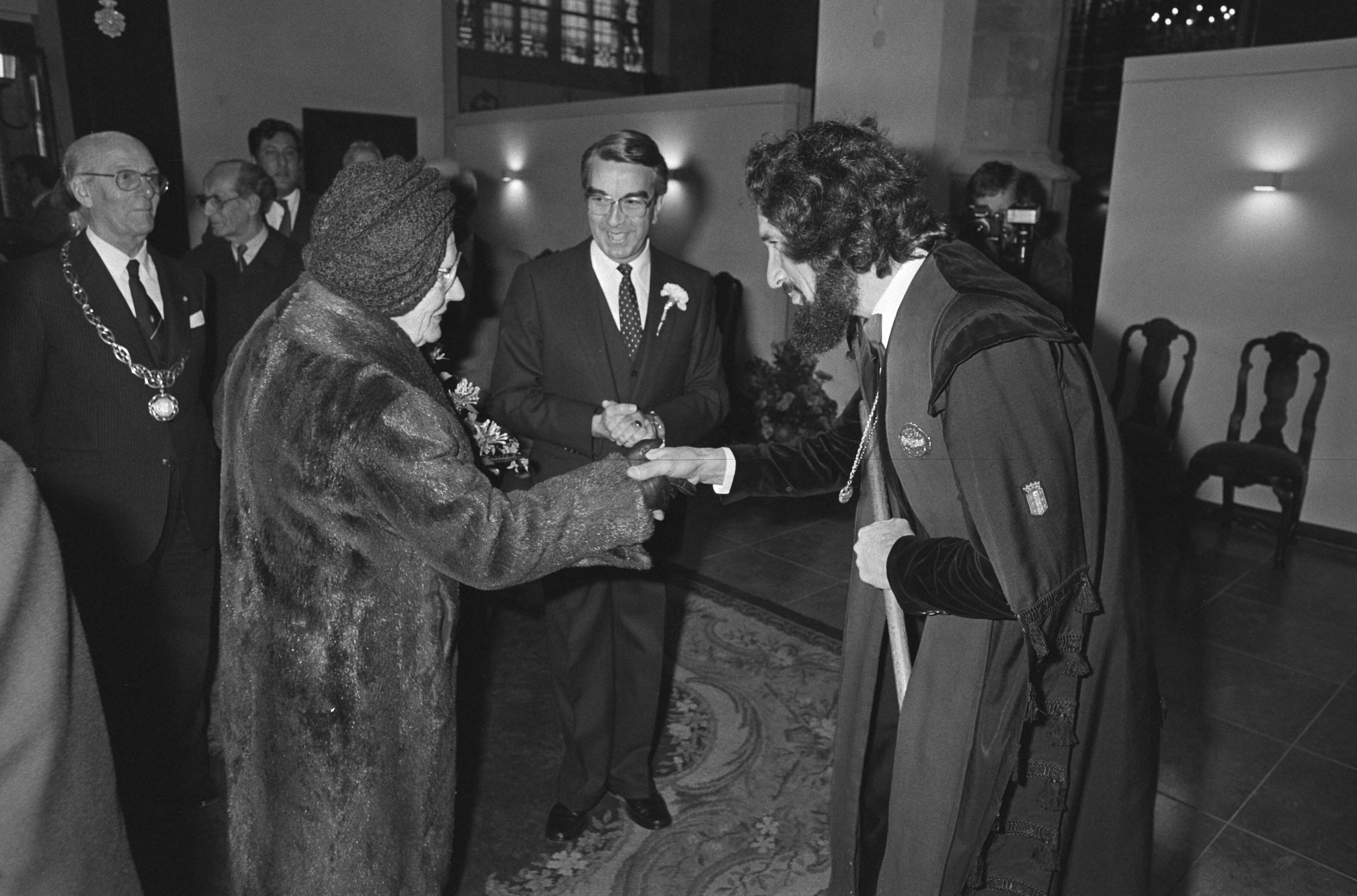 Fotocollectie Anefo — Prinses Juliana woonde wederingebruikneming bij van gerestaureerde St. Janskerk in Gouda, in hal met Julia koster Kerk, Metselaar — Foto: Antonisse, Marcel / Anefo. Licentie: Set B: Rechtenvrij / Publiek Domein. Bron: Nationaal Archief. http://hdl.handle.net/10648/aceba3de-d0b4-102d-bcf8-003048976d84