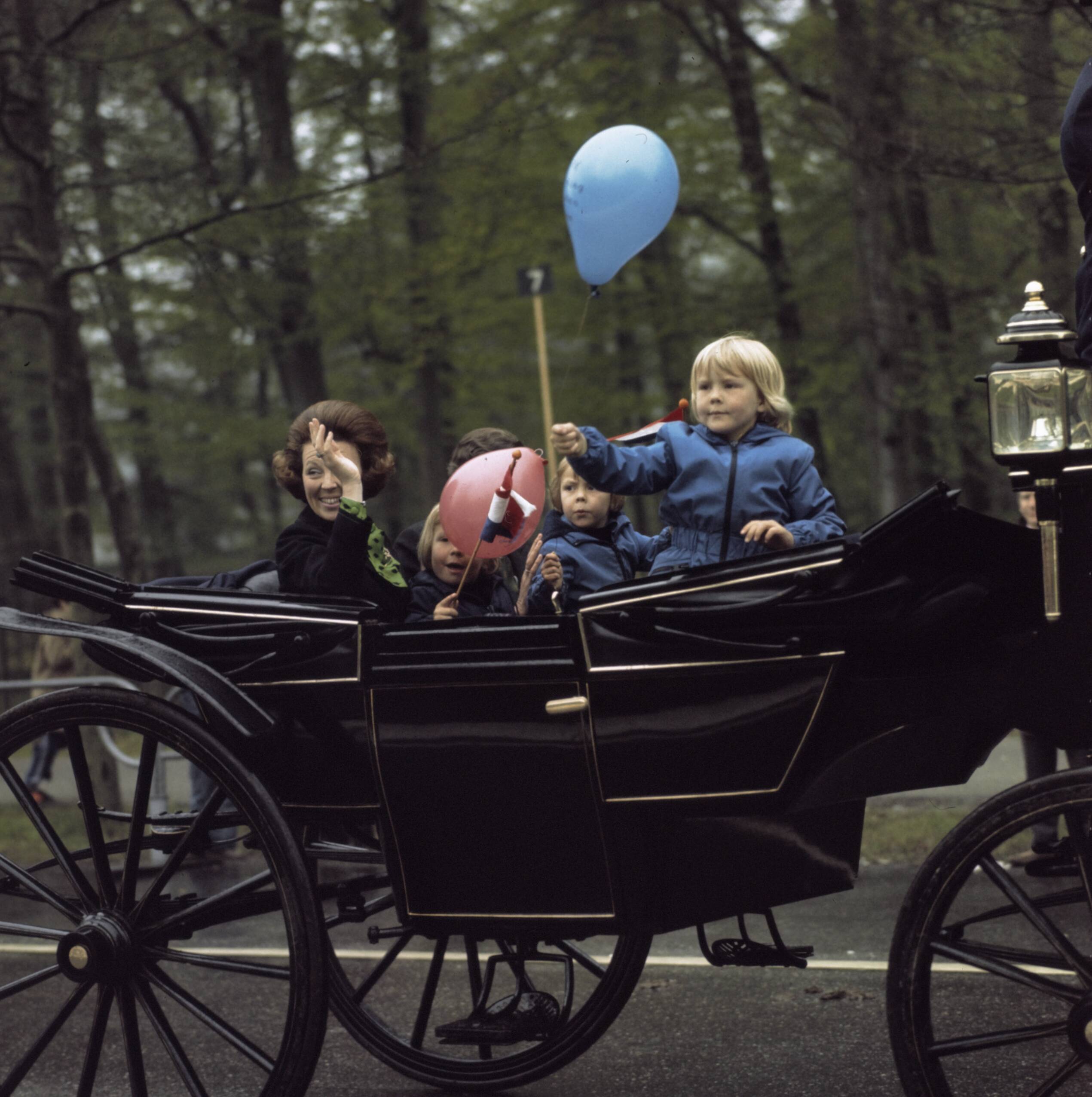 Fotocollectie Anefo — Koninginnedag 1974, defile Soestdijk; Prinses Beatrix e Prinsjes in open caleche (ook koningin Juliana en Prins Bernhard ) — Foto: Mieremet, Rob / Anefo. Licentie: Set B: Rechtenvrij / Publiek Domein. Bron: Nationaal Archief. http://hdl.handle.net/10648/ad934f4e-d0b4-102d-bcf8-003048976d84