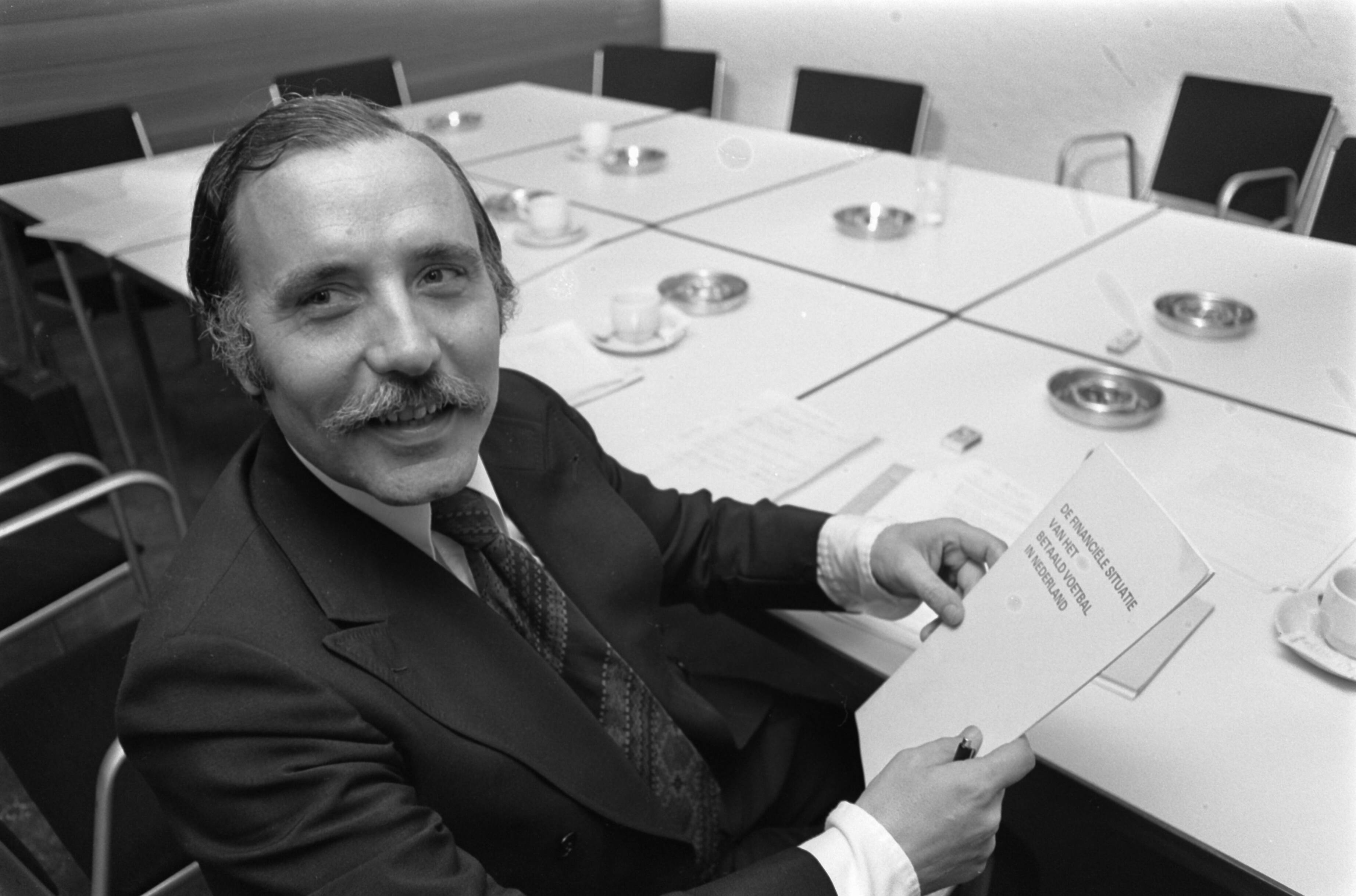 Fotocollectie Anefo — Commissie Christiaanse en VVSC e.a. bijeen in Zeist; prof. Christiaanse met boekje (kop) — Foto: Peters, Hans / Anefo. Licentie: Set B: Rechtenvrij / Publiek Domein. Bron: Nationaal Archief. http://hdl.handle.net/10648/ac8e40e0-d0b4-102d-bcf8-003048976d84